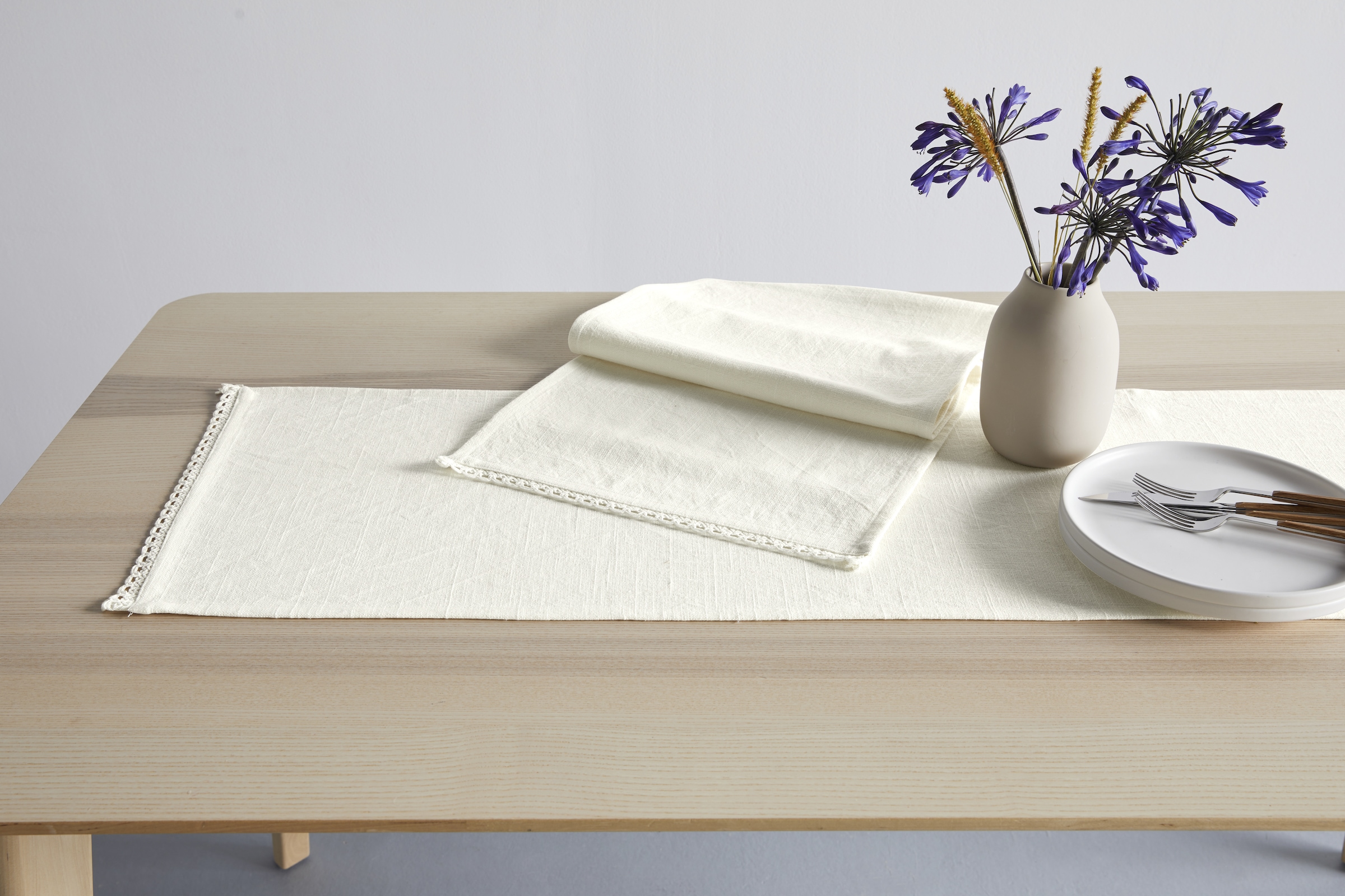 GOODproduct Tischläufer »Elyna« uni, mit schöner Spitze, weiche Haptik, leicht strukturiert, 150x35cm