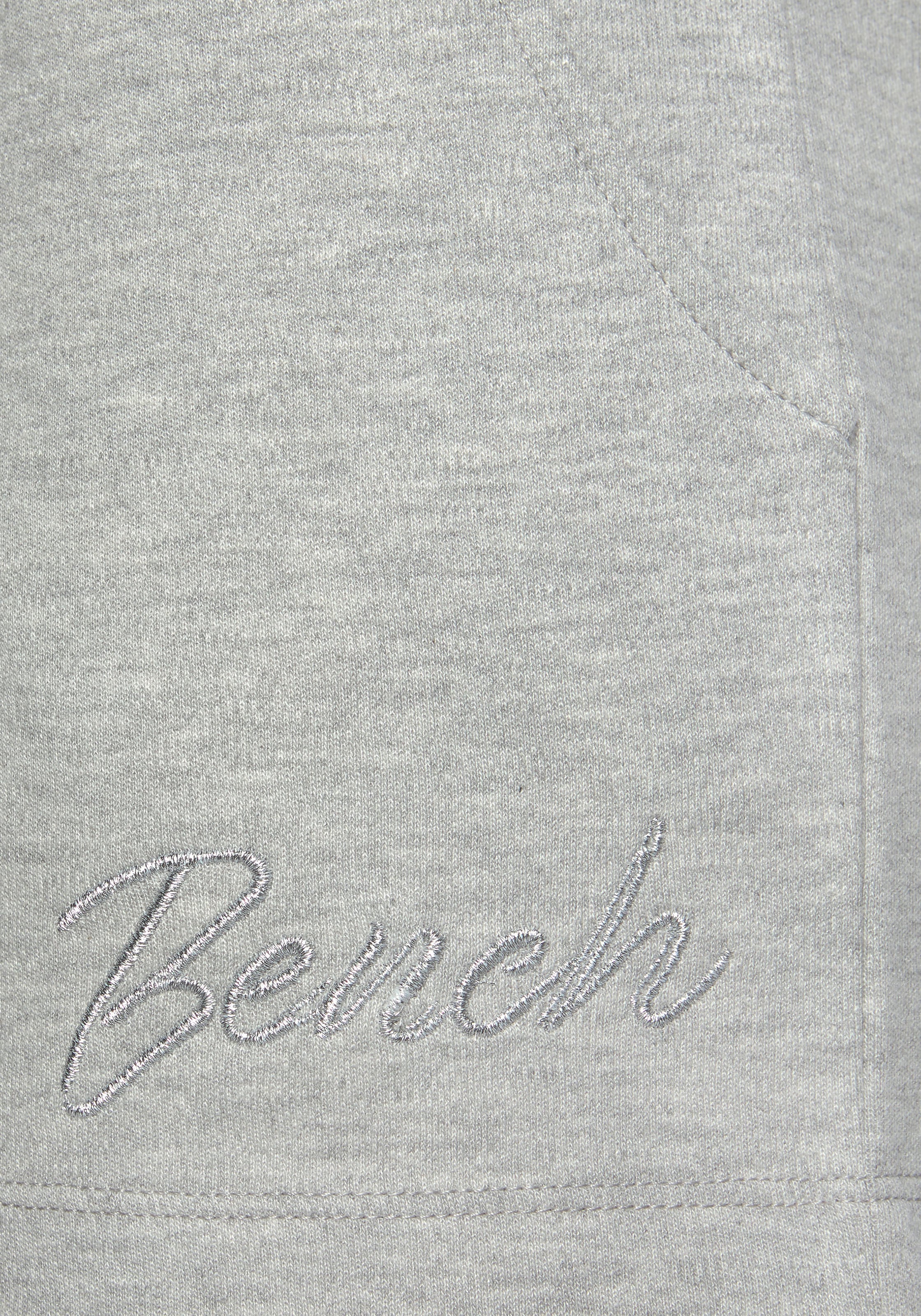 Bench. Loungewear Relaxshorts, mit kleiner glänzenden Logostickerei, Loungeanzug