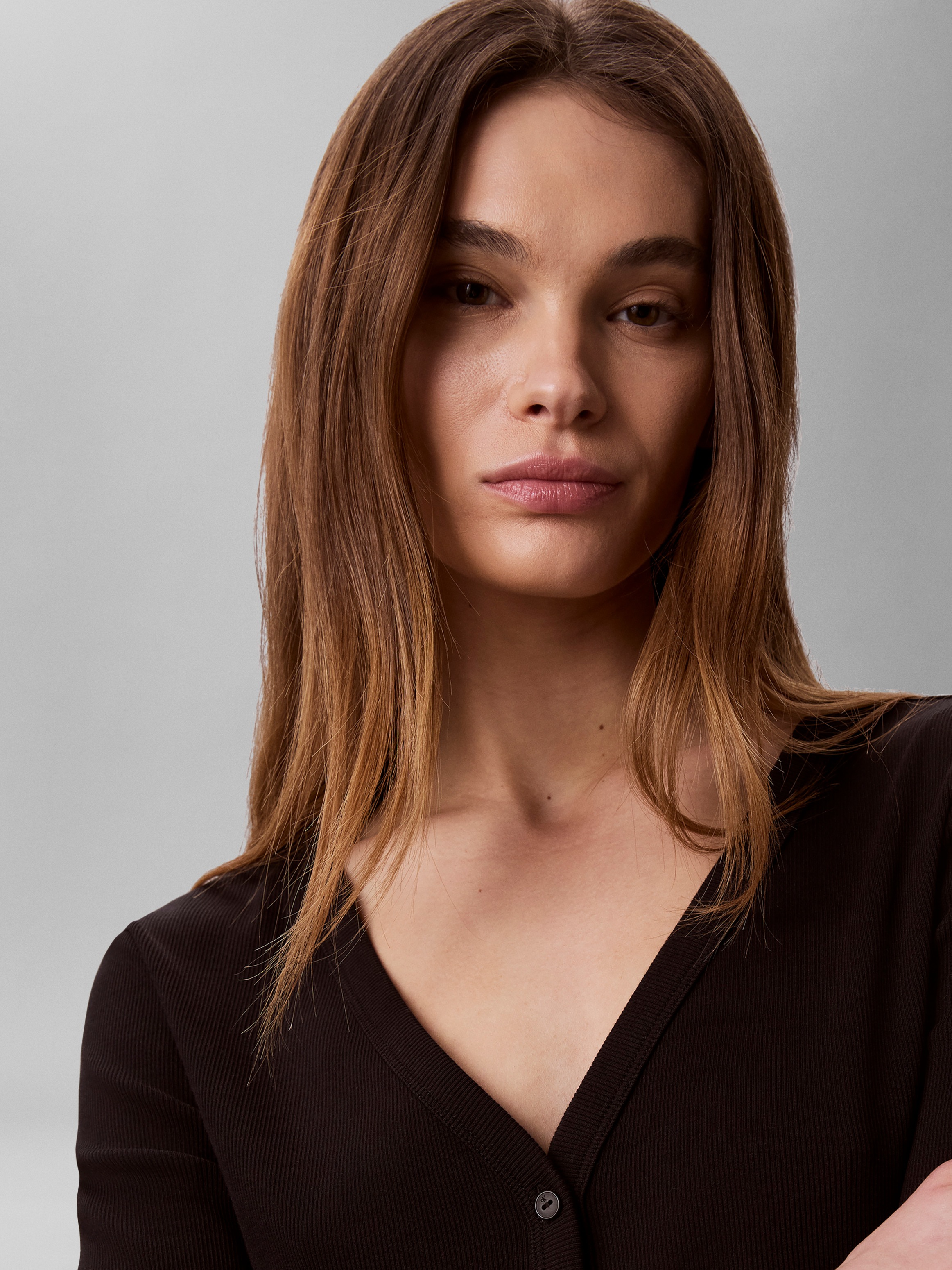Calvin Klein Jeans Langarmshirt »WOVEN LABEL BABY RIB BUTTON« Figurbetonte Passform mit V-Ausschnitt