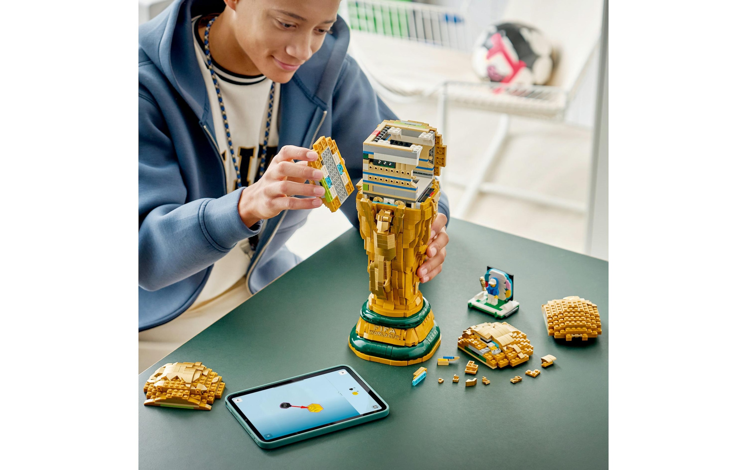 LEGO® Konstruktionsspielsteine »Offizieller Pokal der FIFA Fussball-Weltmeisterschaft (43020)« LEGO Editions Football
