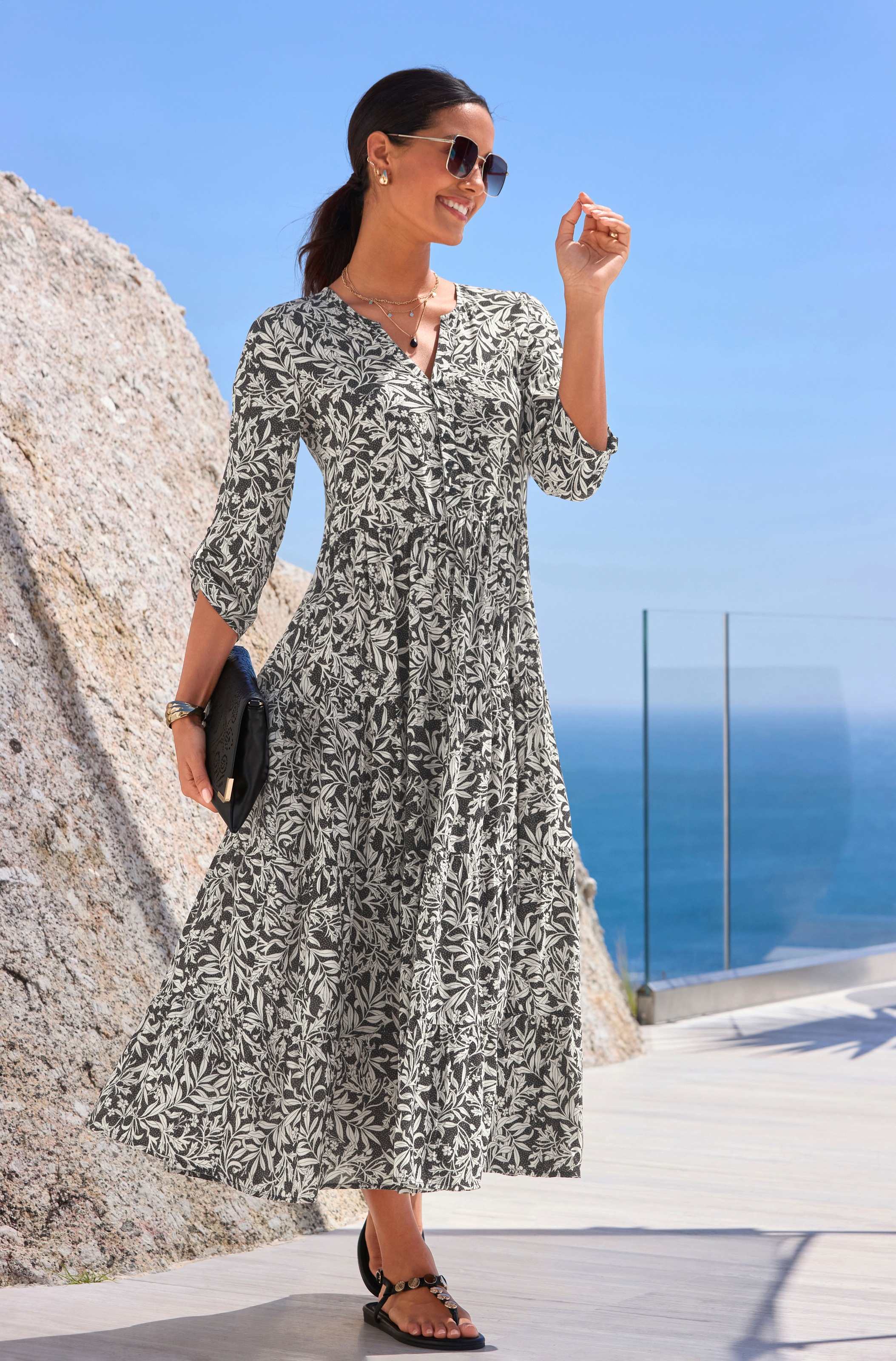 LASCANA Maxikleid »mit Blätterprint aus gewebter Viskose, locker bequemer Look« Webkleid mit 3/4-Ärmeln, Herbstkleid, Kaftankleid mit weitem Rockteil