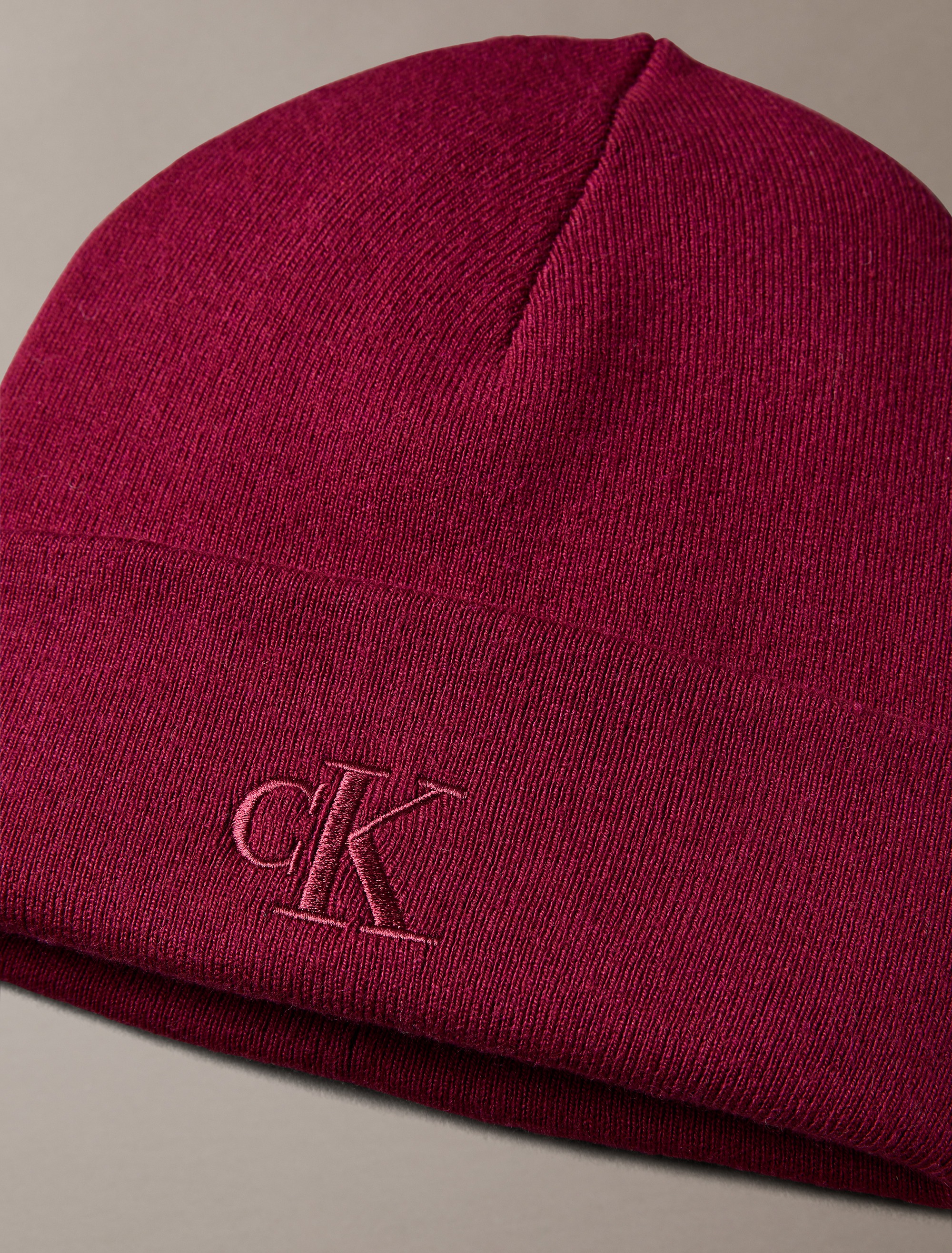Calvin Klein Strickmütze »CK FINE RIB BEANIE«, mit Markenlogo