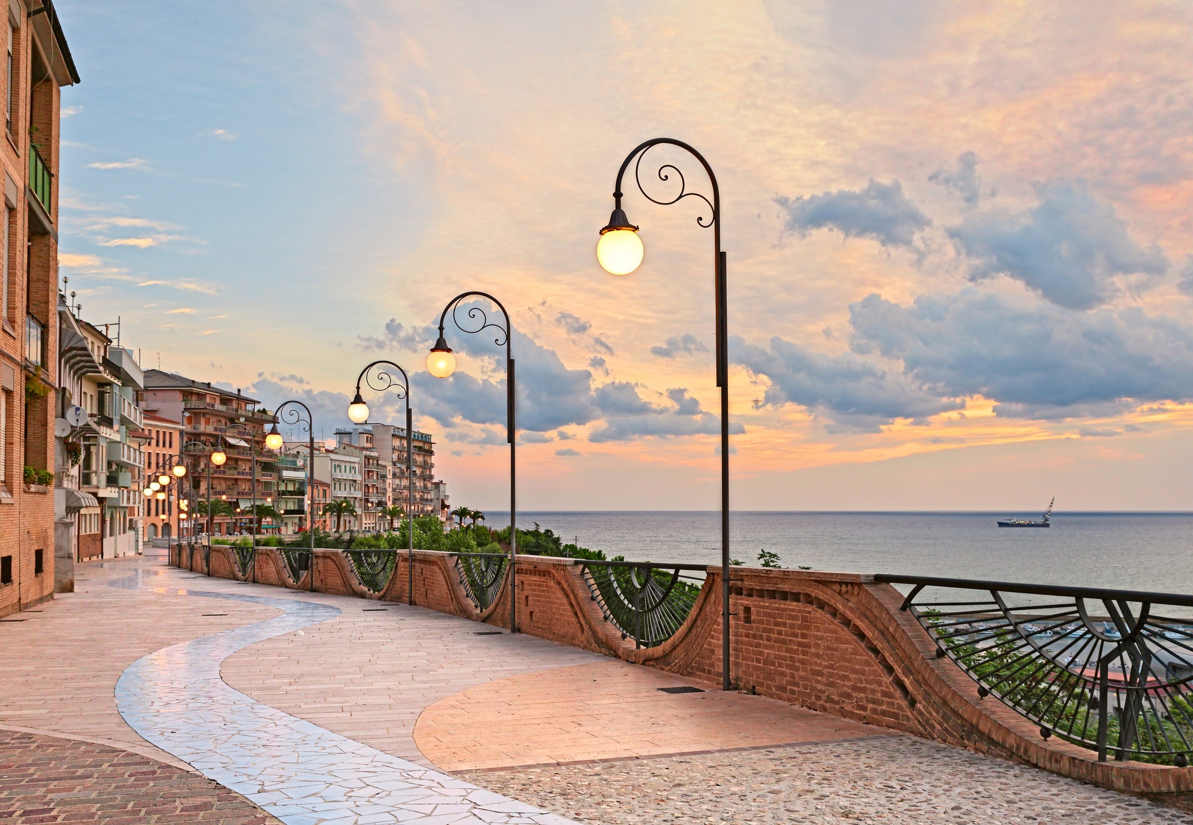 Image of Papermoon Fototapete »Seafront in Ortona, Abruzzo« bei Ackermann Versand Schweiz