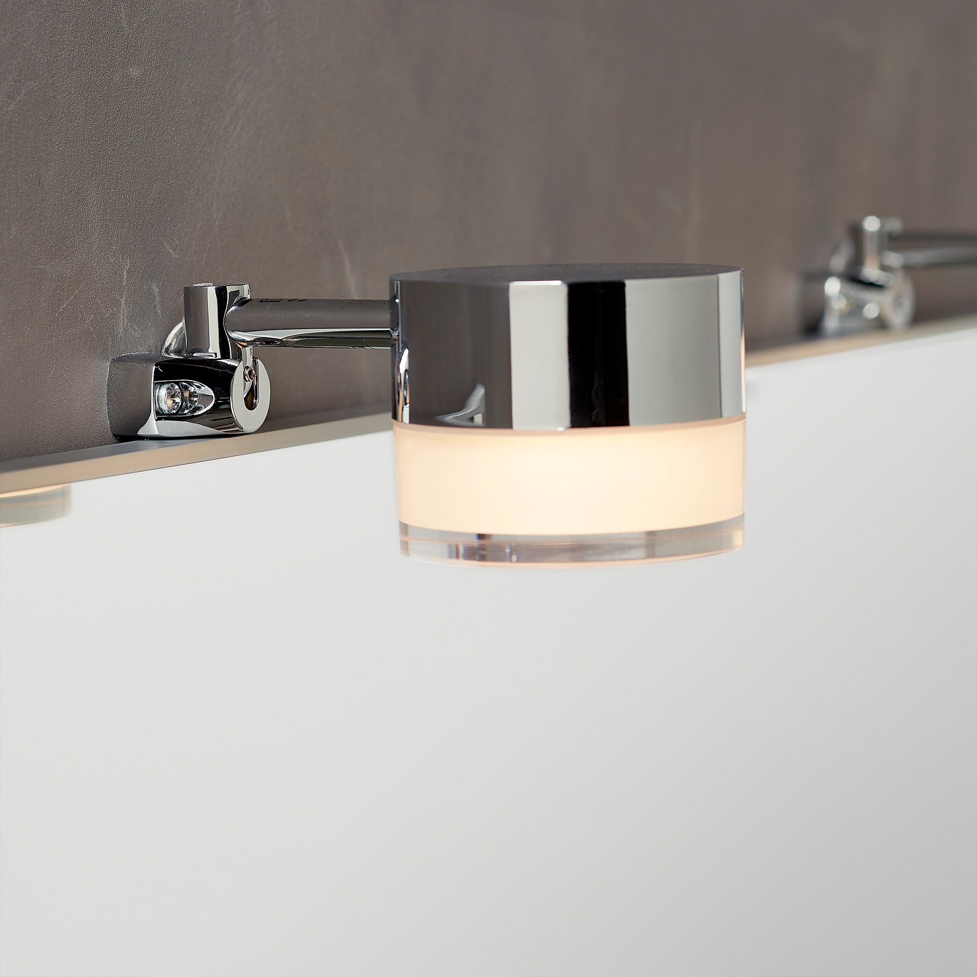Loevschall Spiegelleuchte »Elegante LED-Spiegelleuchte fürs Bad, Schminklicht, Badleute«, Leuchtmittel LED-Modul | LED fest integriert, warmweissem Licht, einfache Montage, IP44-zertifiziert, rund, langlebig