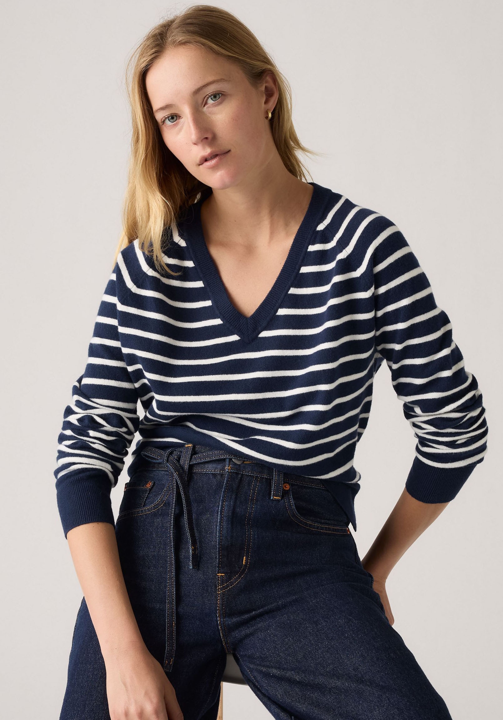 Levi's® V-Ausschnitt-Pullover »TARA SUPER SOFT V«, im Bund beidseitig mit kurzem Schlitz