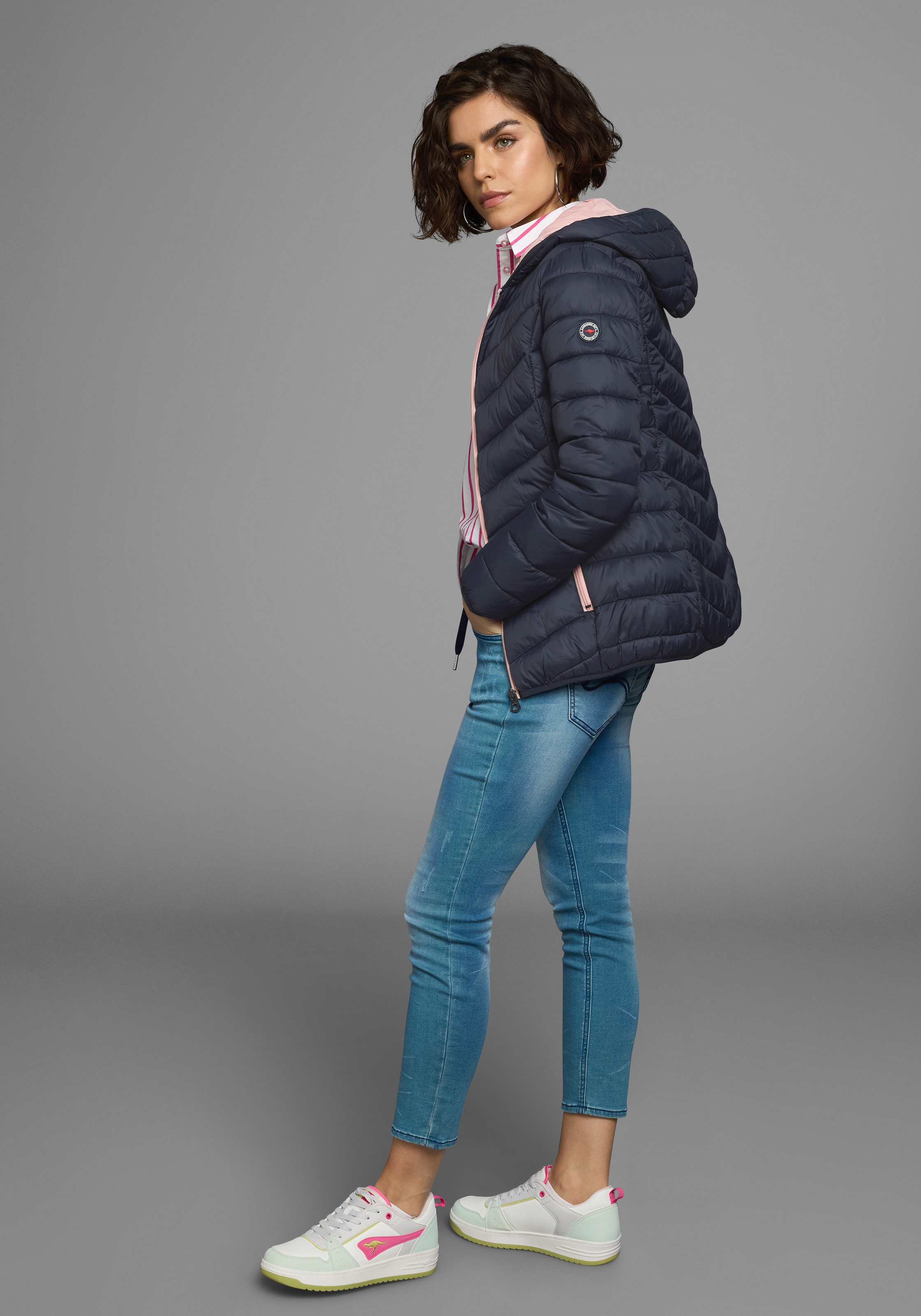KangaROOS Steppjacke, mit Kapuze, mit kontrastfarbenen Details