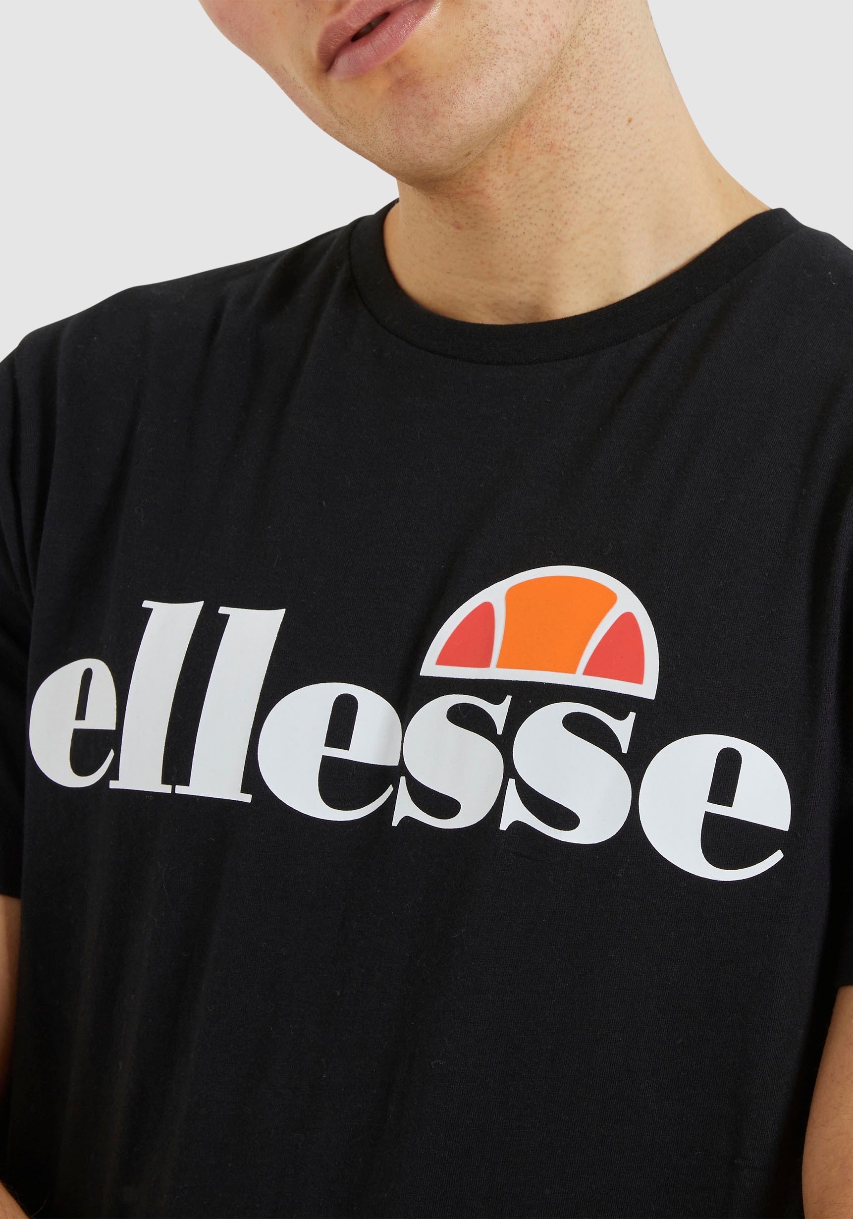 Ellesse T-shirt »SL PRADO TEE« avec impression de logo, manches courtes, coupe basique ajustée, coupe à la hauteur des hanches