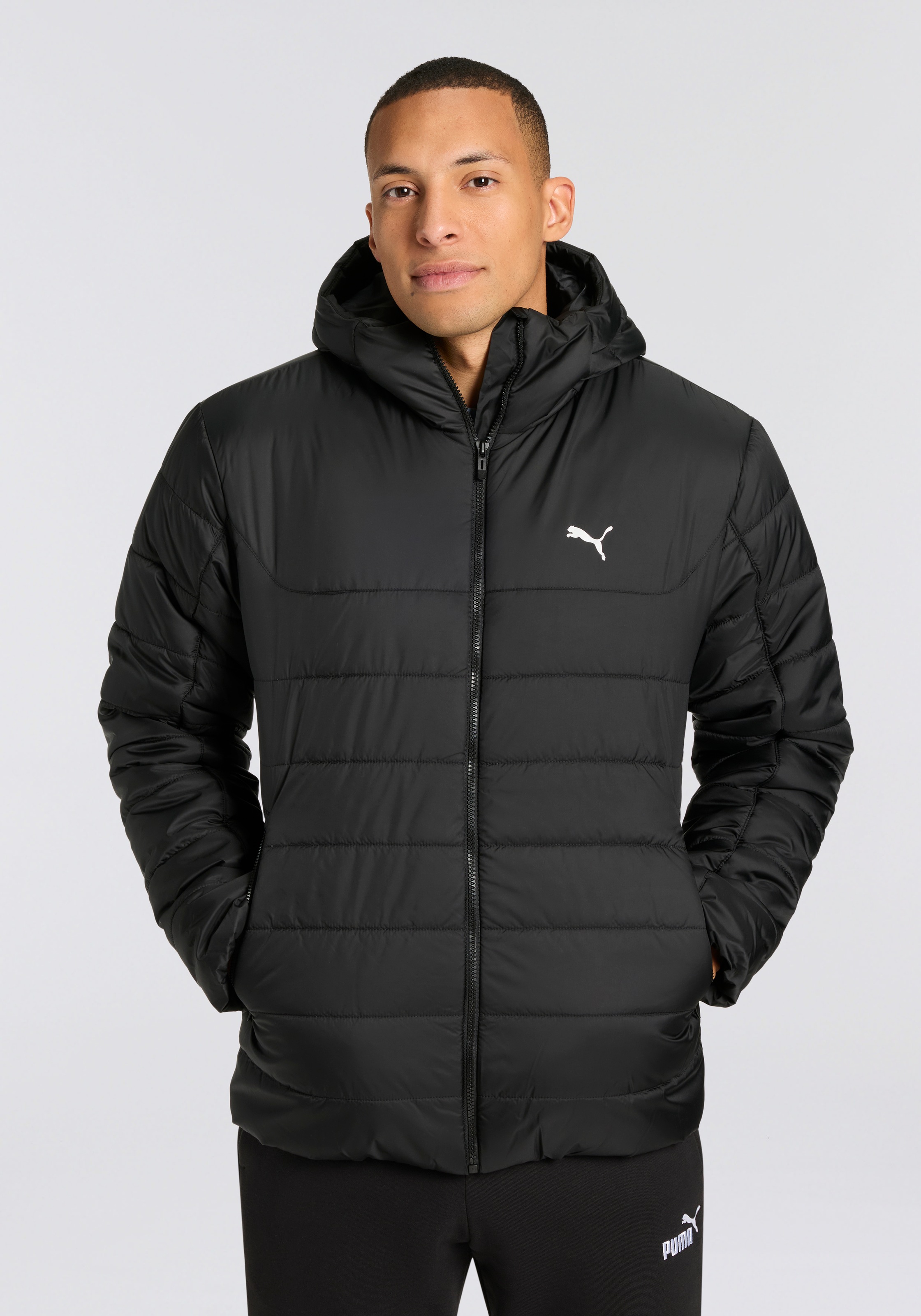 Image of PUMA Winterjacke "ESS HOODED PADDED JACKET" mit Kapuze mit Kapuze, minimalistisches Design, hoher Tragekomfort