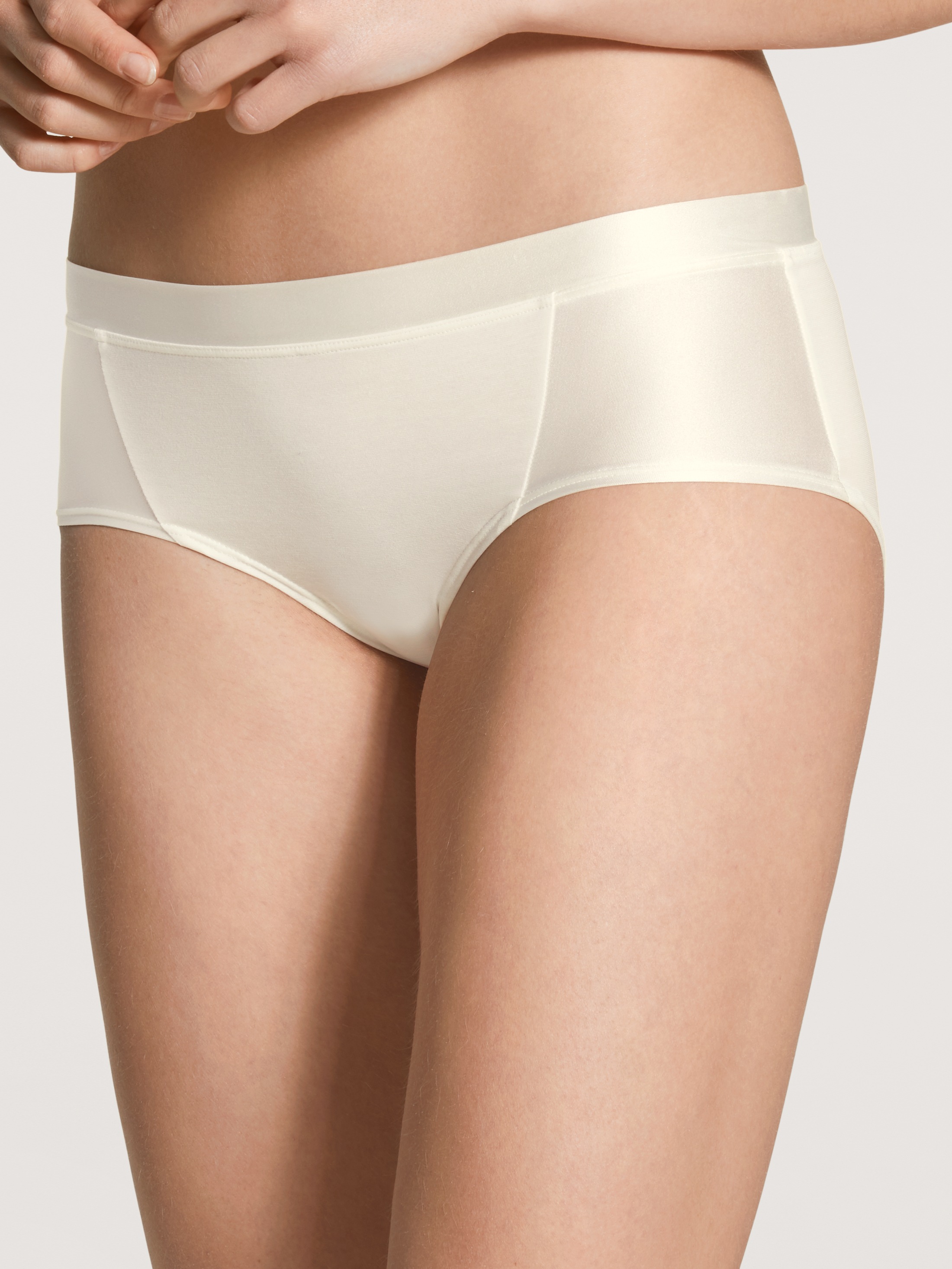 Image of CALIDA Panty "Cate" mit Satinblenden, Single Jersey-Qualität, elastisch, Low-Cut, elegant
