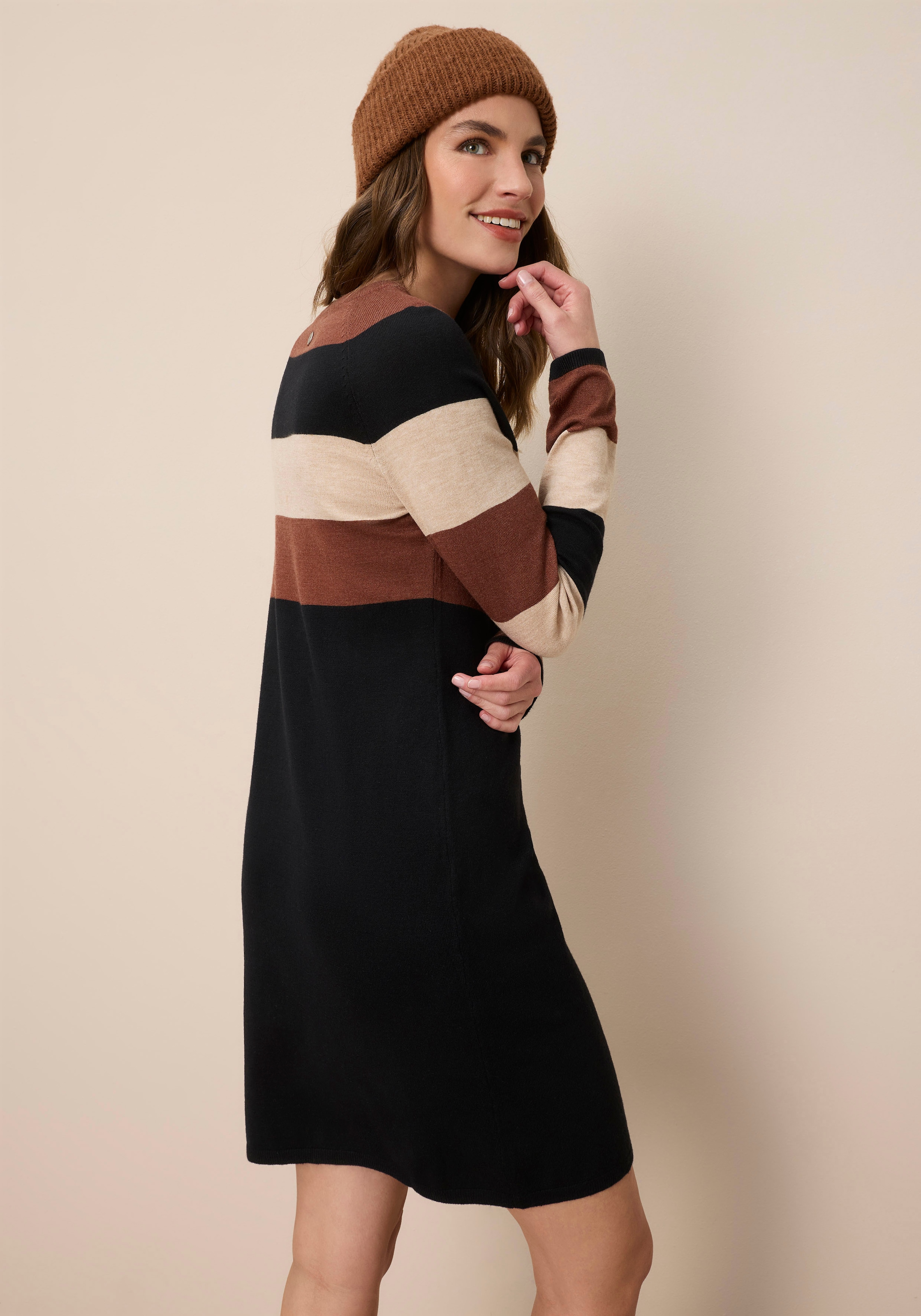 Tamaris Strickkleid mit modernen Streifen, ideal für die Übergangszeit