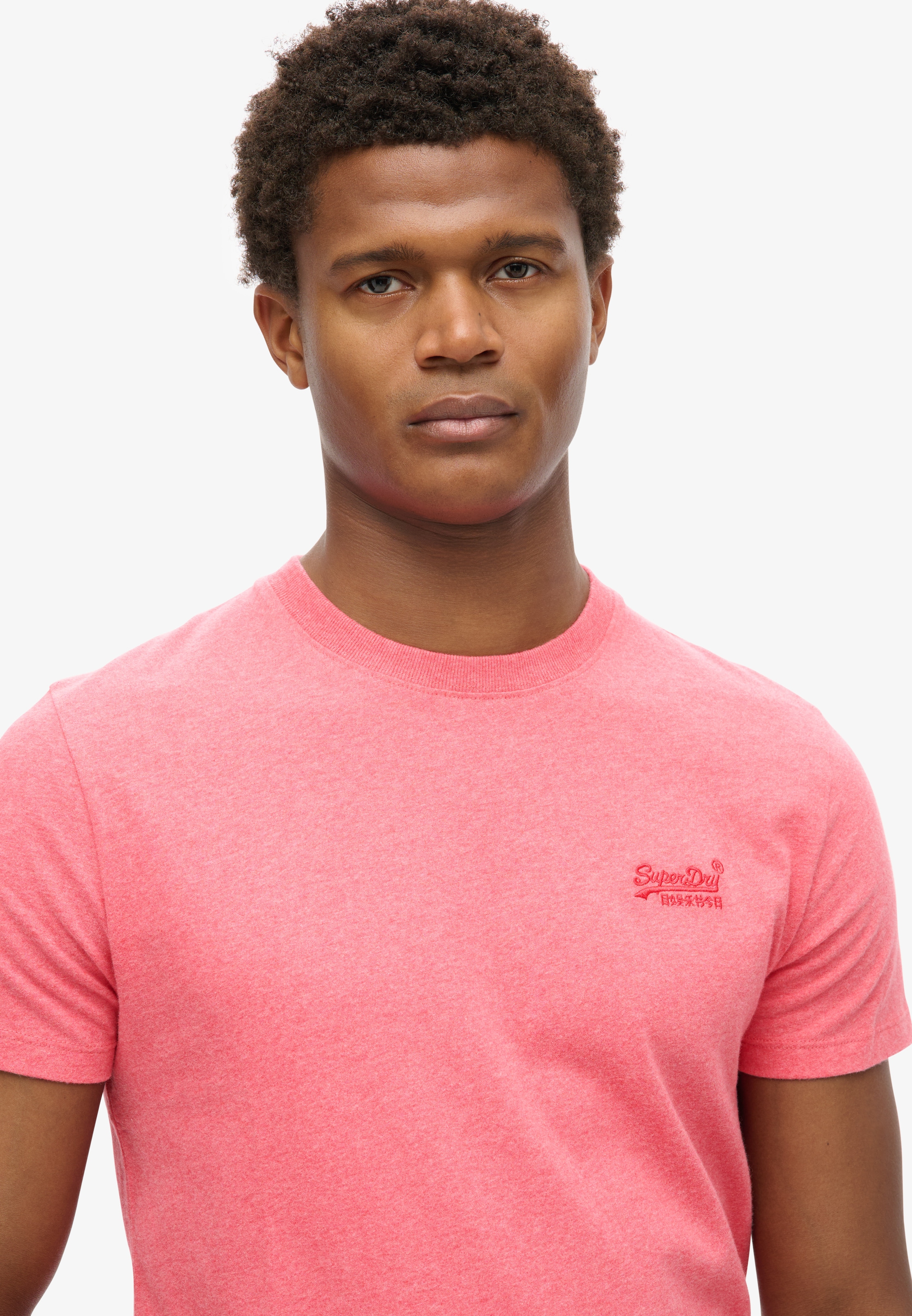 Superdry Rundhalsshirt »ESSENTIAL LOGO EMB TEE« aus Baumwolle und Single Jersey, Slim Fit, Kurzarm, hüftlang