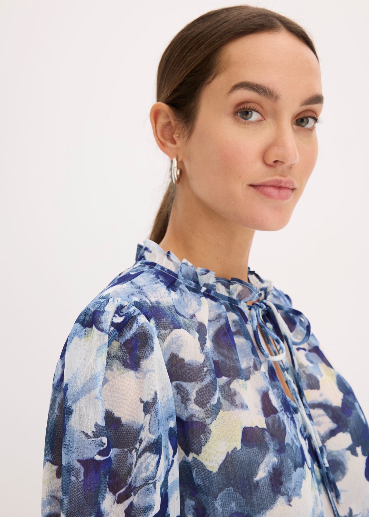 bonprix Blouse en mousseline avec imprimé floral, coupe ajustée, sans col