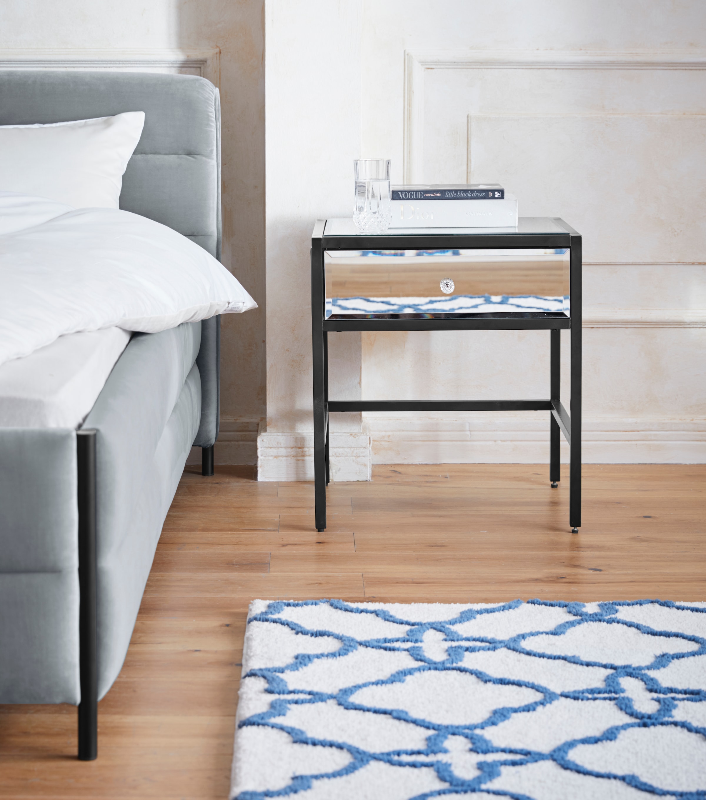 Image of Guido Maria Kretschmer Home&Living Nachttisch »Hivero«, 2 cm starke Tischplatte, verspiegelt, Pflegeleicht, Breite 50 cm bei Ackermann Versand Schweiz