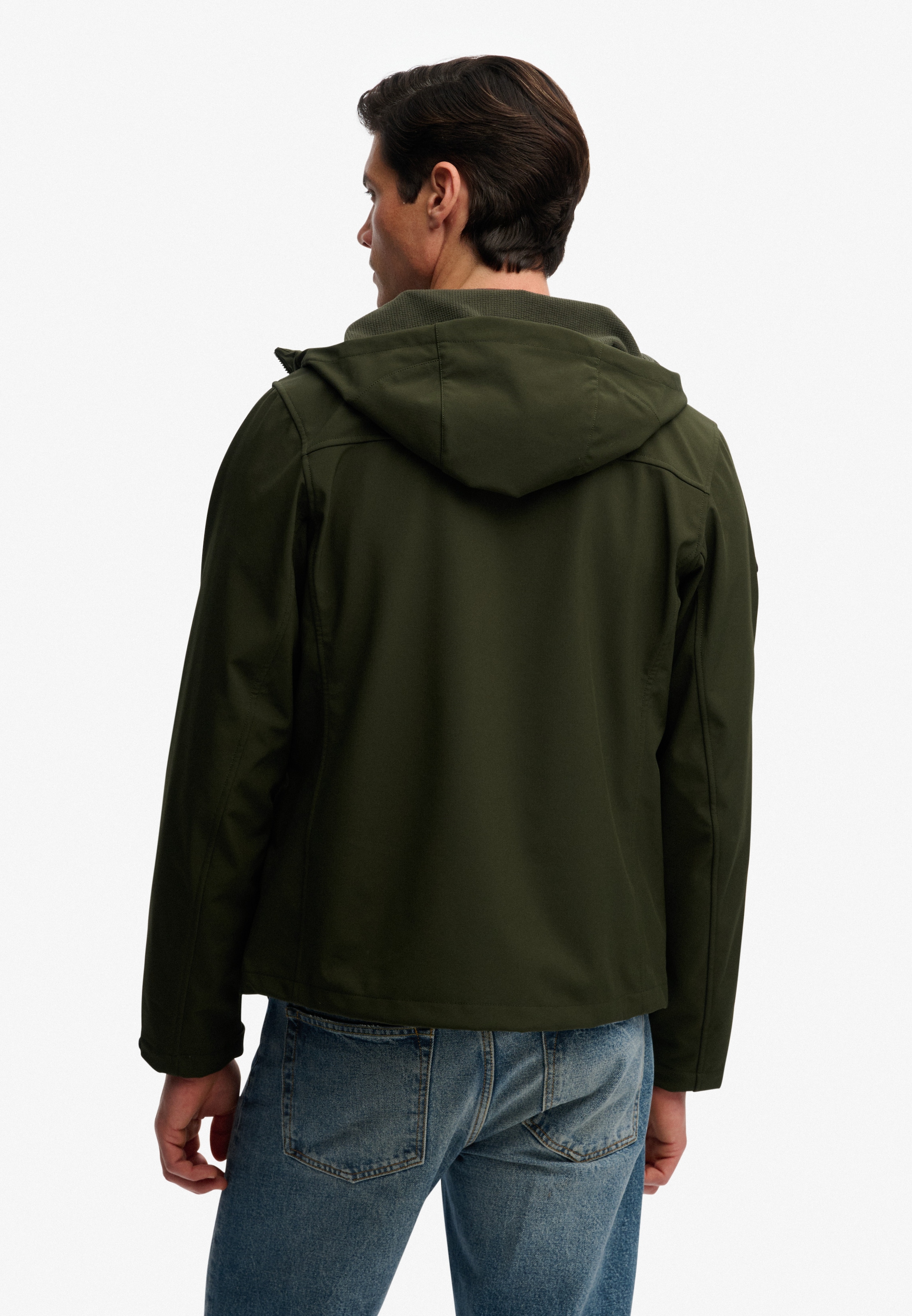 Superdry Veste d'extérieur »HOODED SOFTSHELL TREKKER JKT« avec capuche avec mélange de matériaux polyester et élasthanne, coupe décontractée