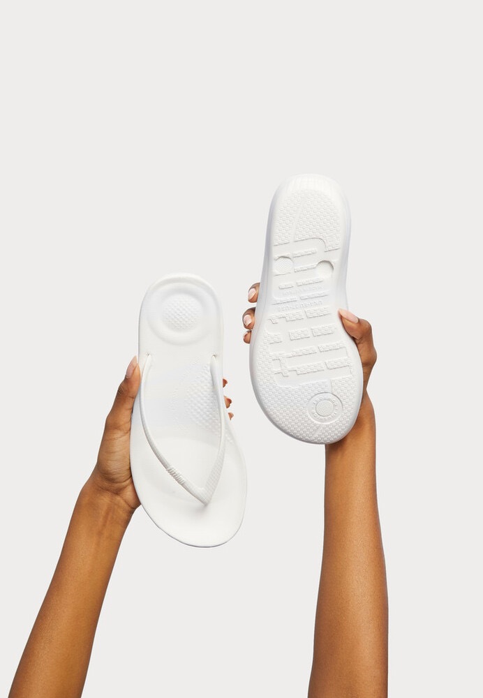 Fitflop Zehentrenner »IQUSHION«, Keilabsatz, Sommerschuh, Schlappen in schmaler Form