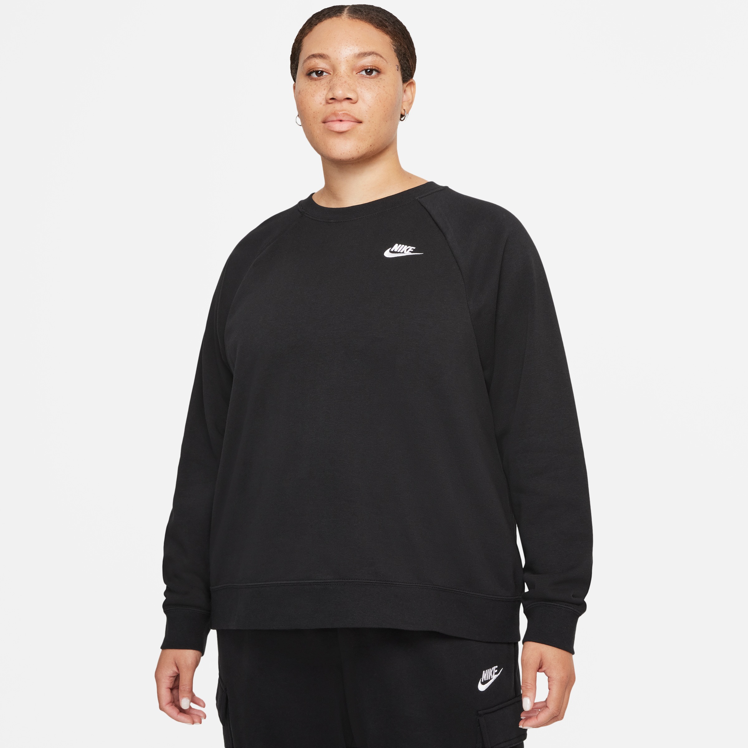 Image of Nike Sportswear Sweatshirt »ESSENTIAL WOMENS CREW (PLUS SIZE)« bei Ackermann Versand Schweiz