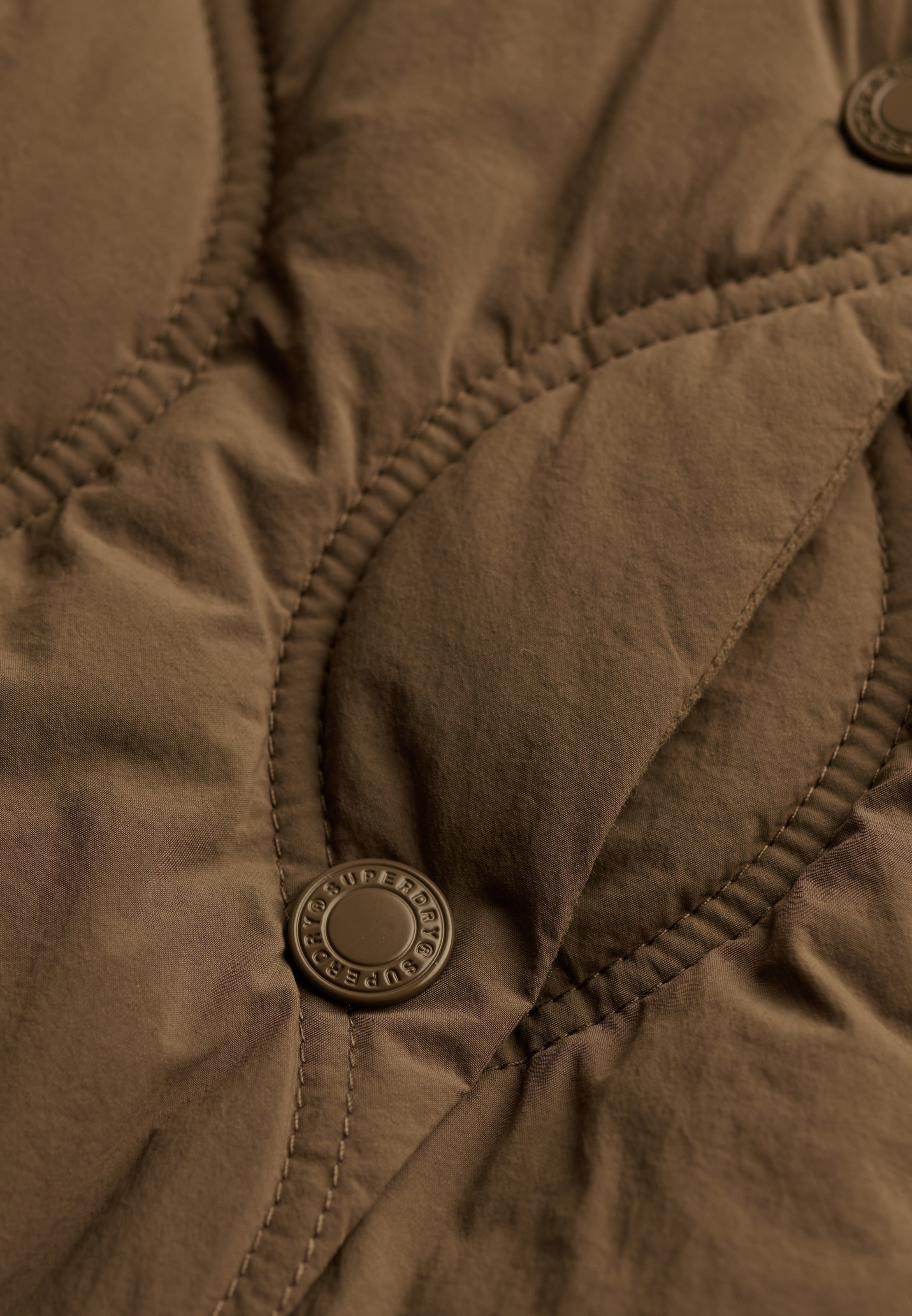 Superdry Gilet matelassé »ONION QUILT CRINKLE SNAP GILET« En nylon, coupe slim, avec fermeture éclair, longueur normale