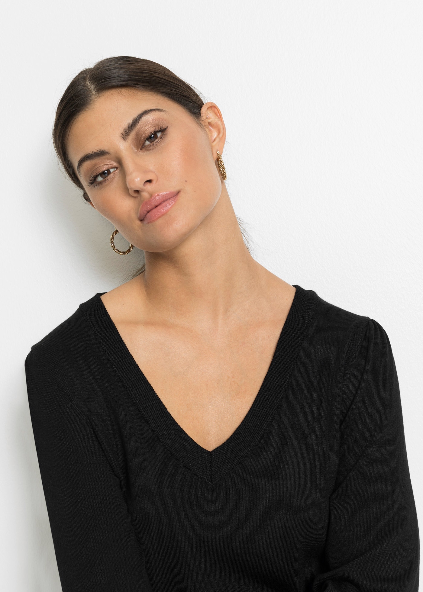 bonprix Pull en tricot »Feinstrickpullover aus Viskose-Mix« aus Viskose-Mix, mit V-Ausschnitt, mit Zierknöpfen