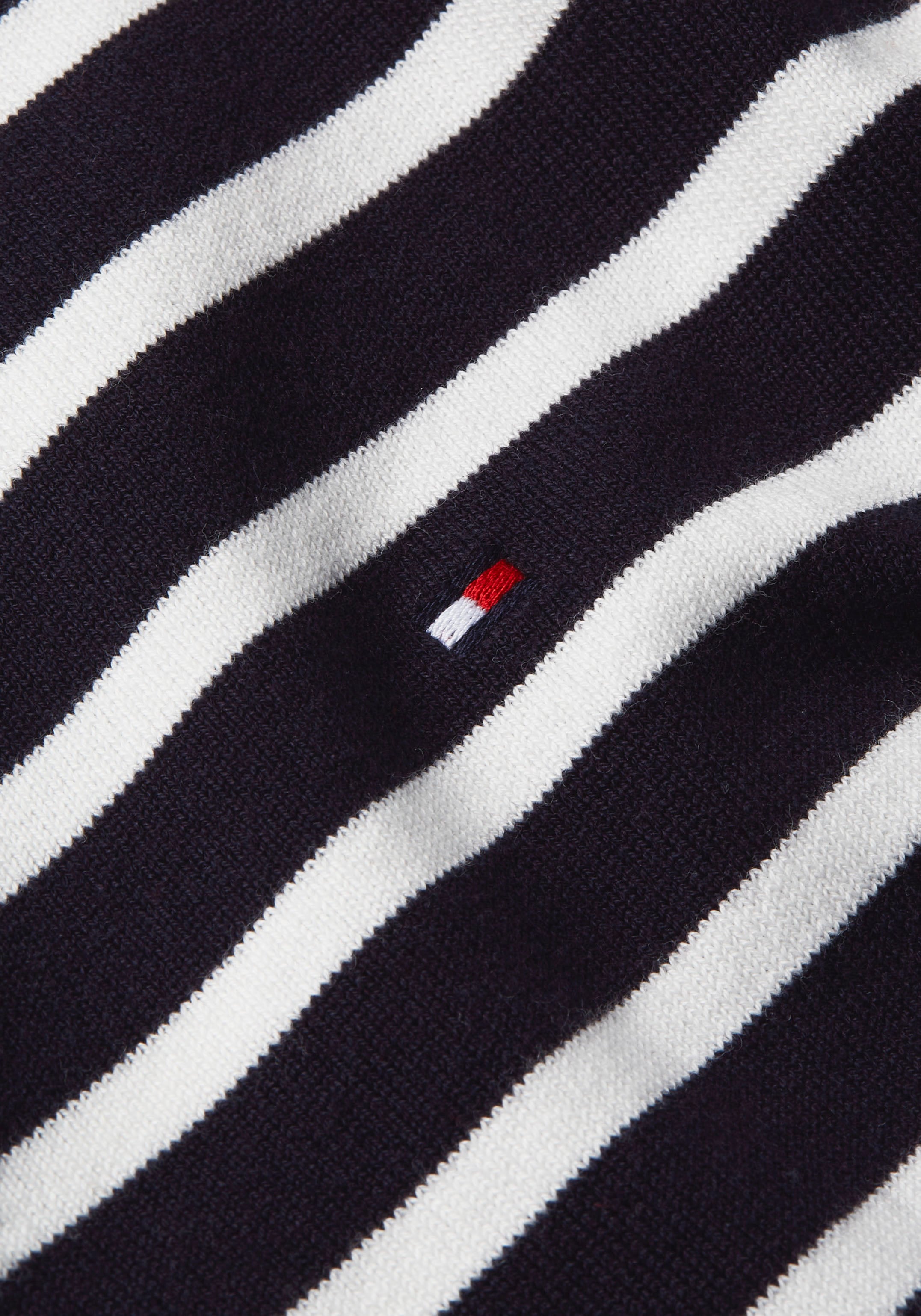 Tommy Hilfiger V-Ausschnitt-Pullover, mit V-Ausschnitt, gestickter Tommy Hilfger Logo-Flag
