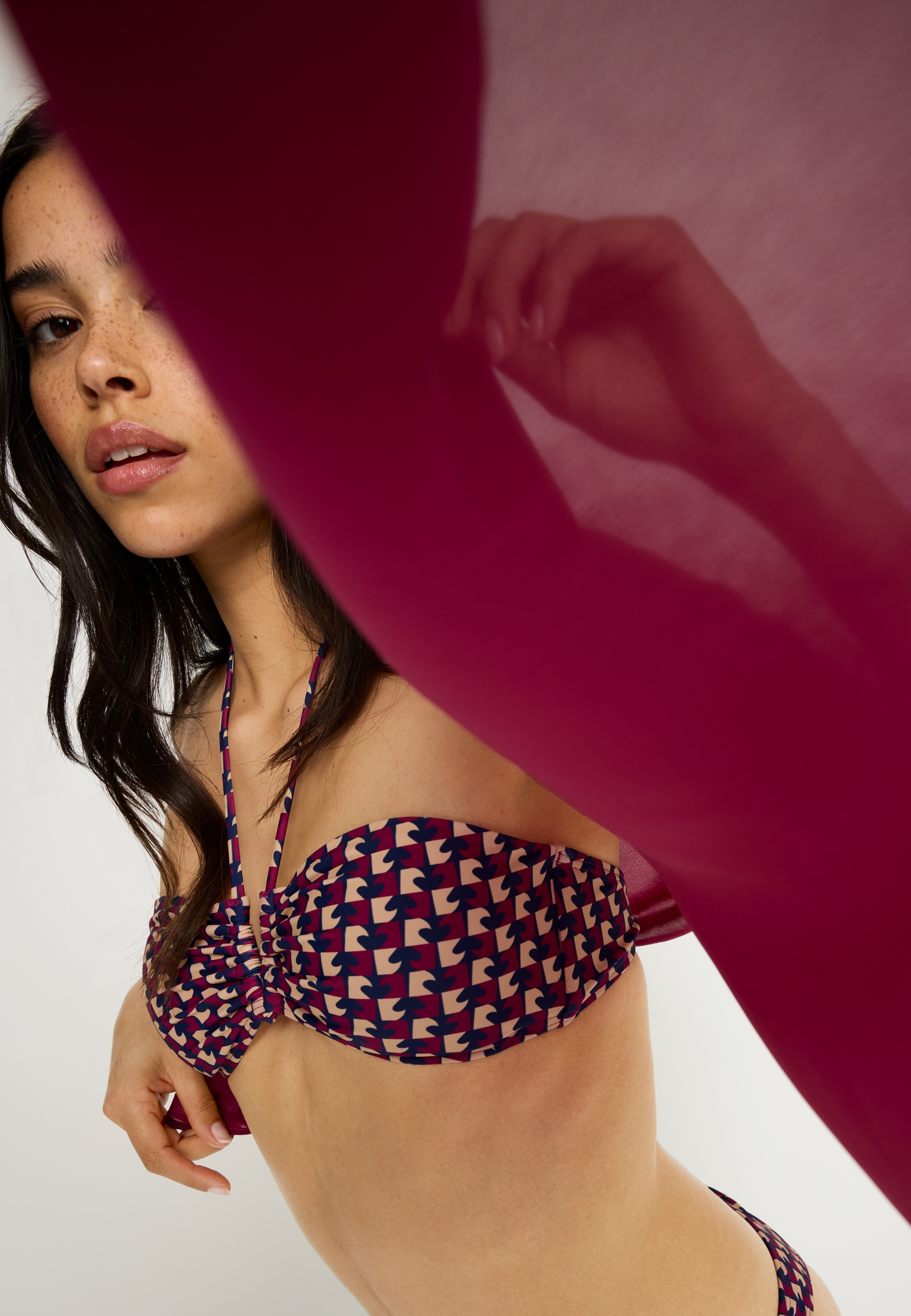 LSCN by LASCANA Bandeau-Bikini, mit trendigem V-Detail