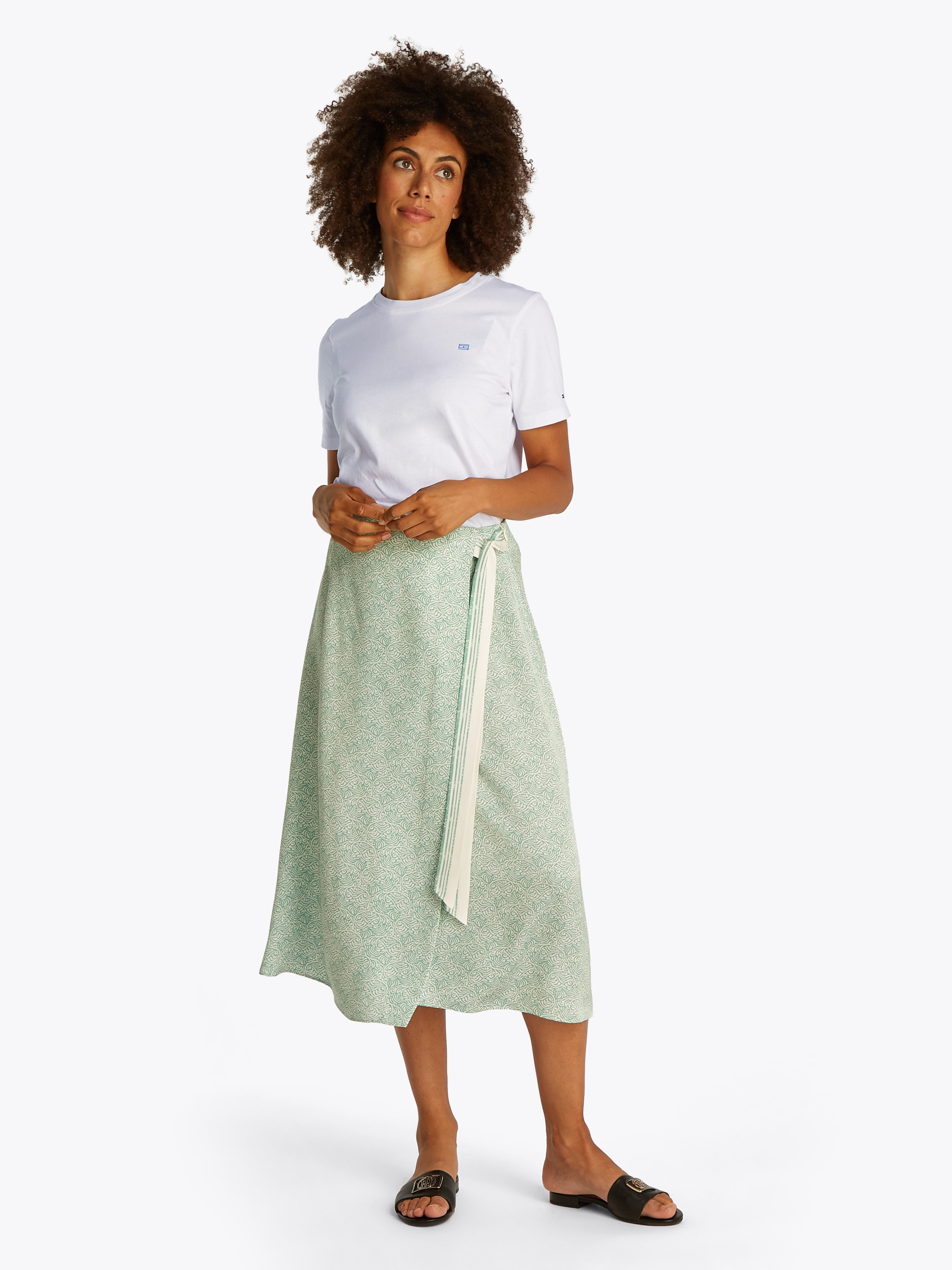 Tommy Hilfiger T-Shirt »REG CONTRAST FLAG SS TEE« mit Logostickerei