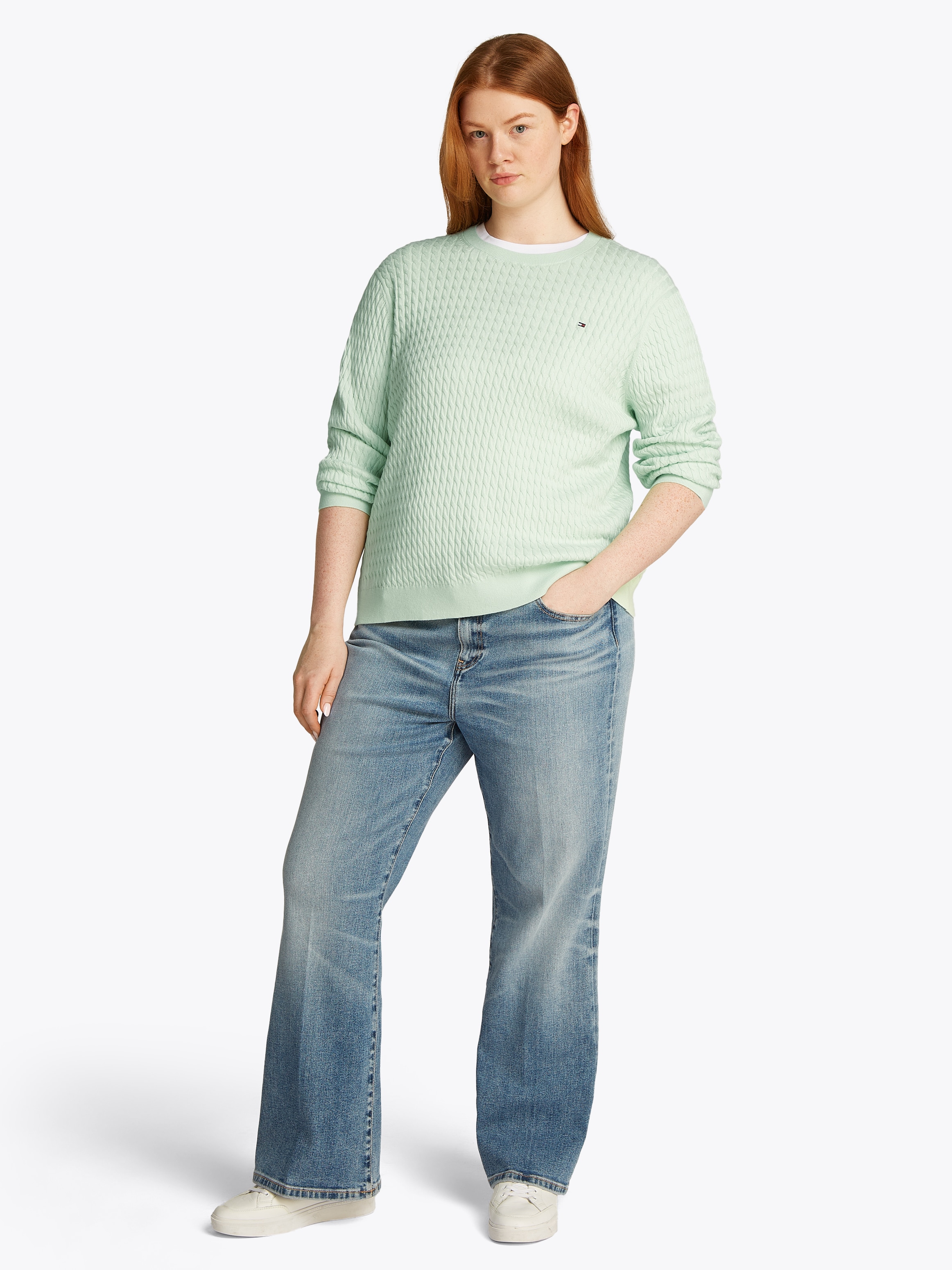 Tommy Hilfiger Curve Rundhalspullover »CRV CO CABLE C-NK LS SWEATER«, in Grossen Grössen, Zopfmuster, Logostickerei