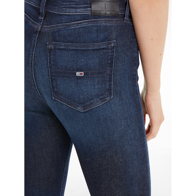 ♕ Tommy Jeans Bequeme Jeans »Sylvia«, mit Ledermarkenlabel  versandkostenfrei kaufen