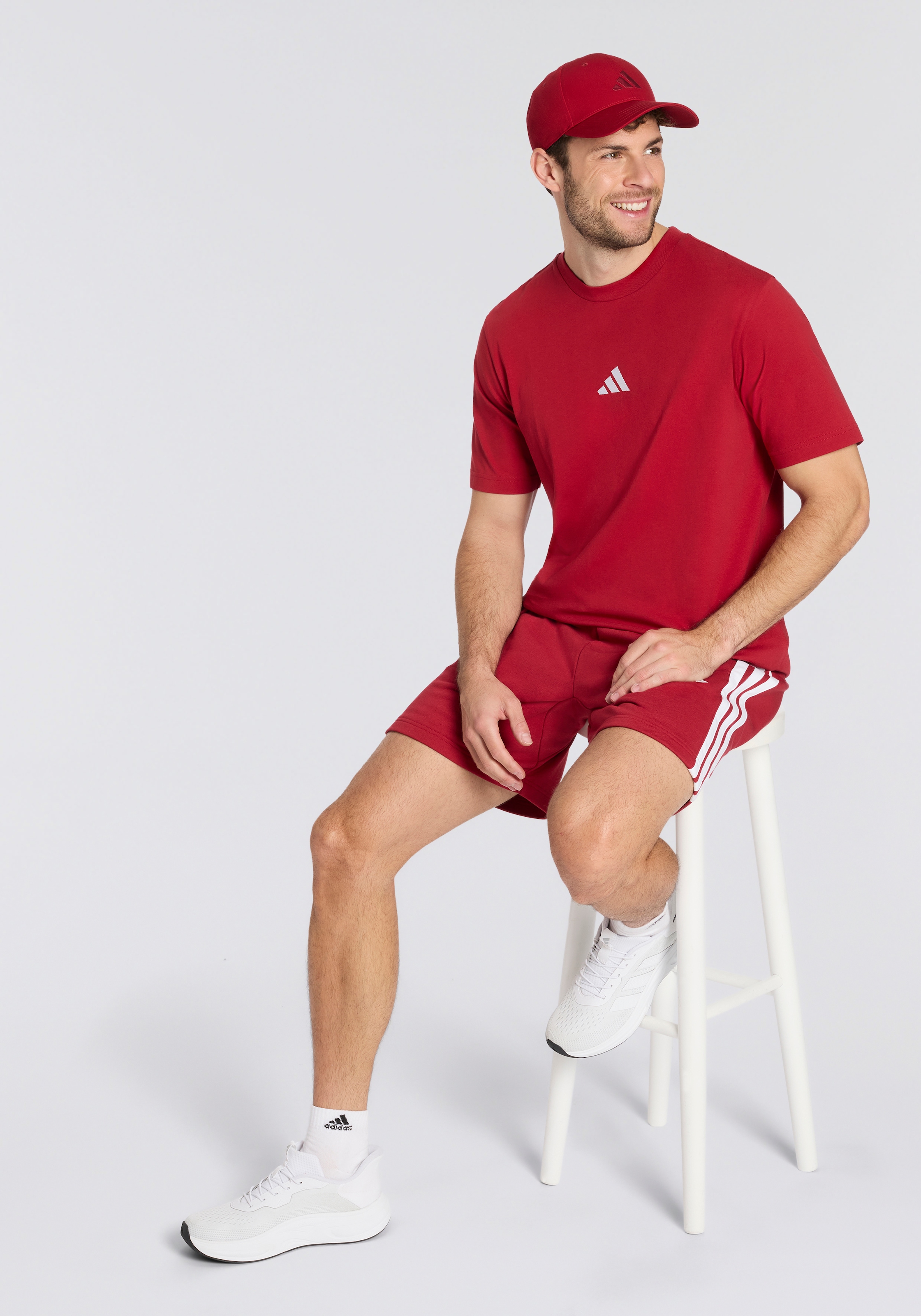 adidas Sportswear T-Shirt »ESSENTIALS SMALL LOGO SINGLE JERSEY« sportliches Kurzarmshirt, mit Rundhalsausschnitt
