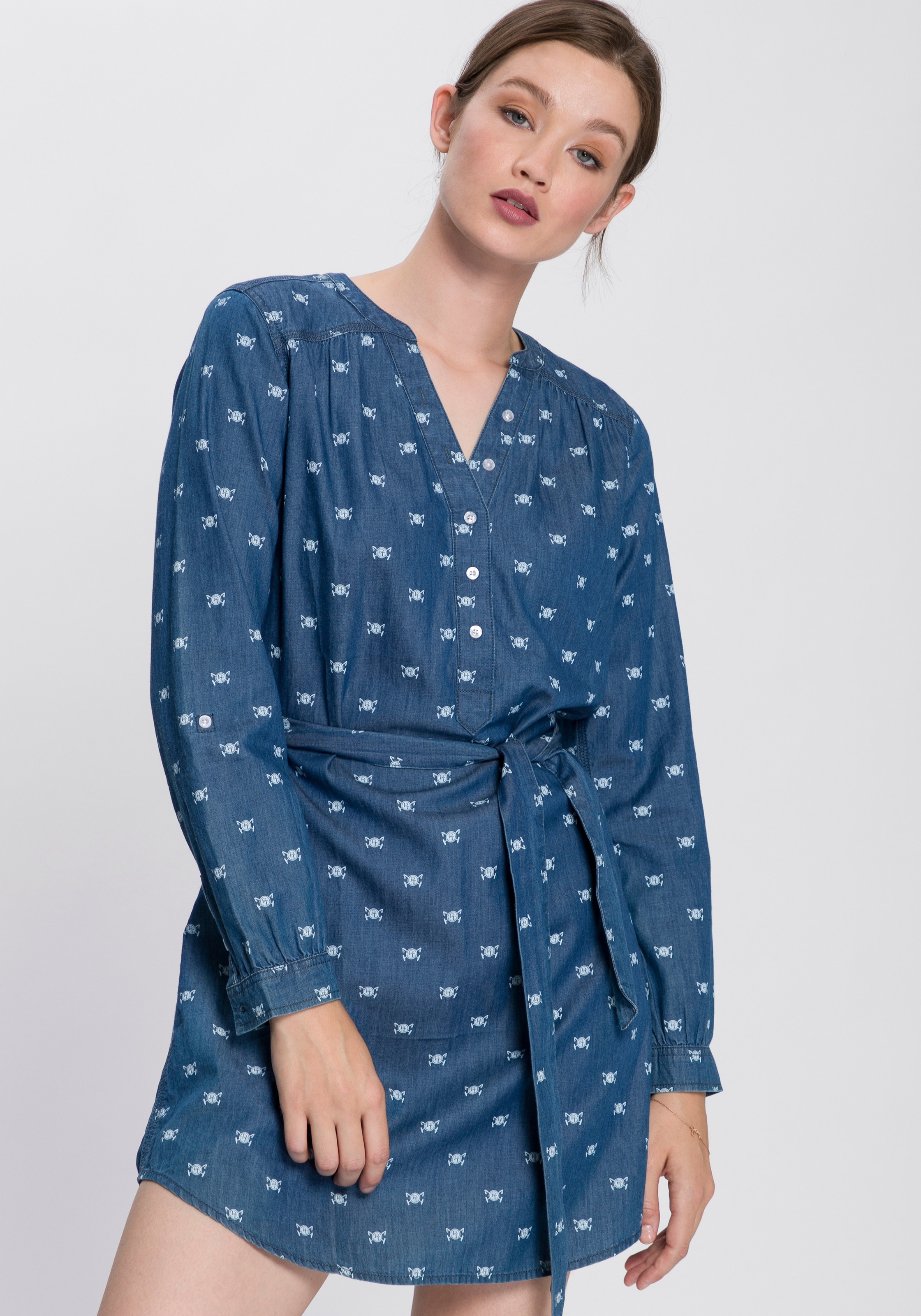 Image of TOM TAILOR Polo Team Jeanskleid, (mit abnehmbarem Gürtel), mit dezentem Logo-Wappen-Allover-Druck inkl. Gürtel bei Ackermann Versand Schweiz