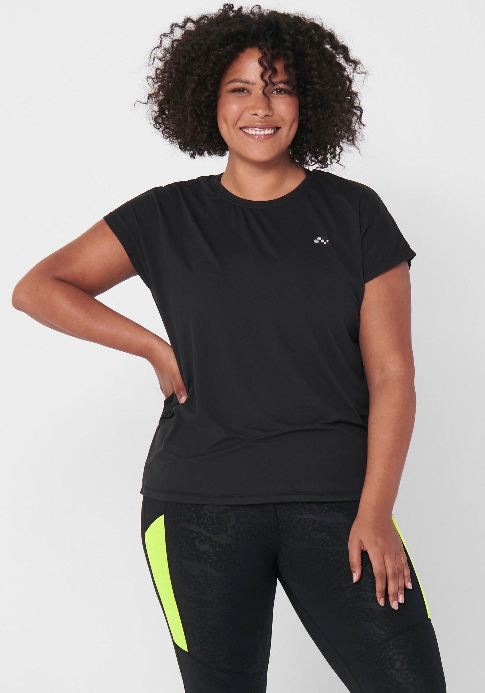 Image of ONLY Play Funktionsshirt "ONPAUBREE SS LOOSE TRAIN TEE CURVY NOOS" Relaxed Fit, aus Polyester und Elasthan, unifarbenes Jersey