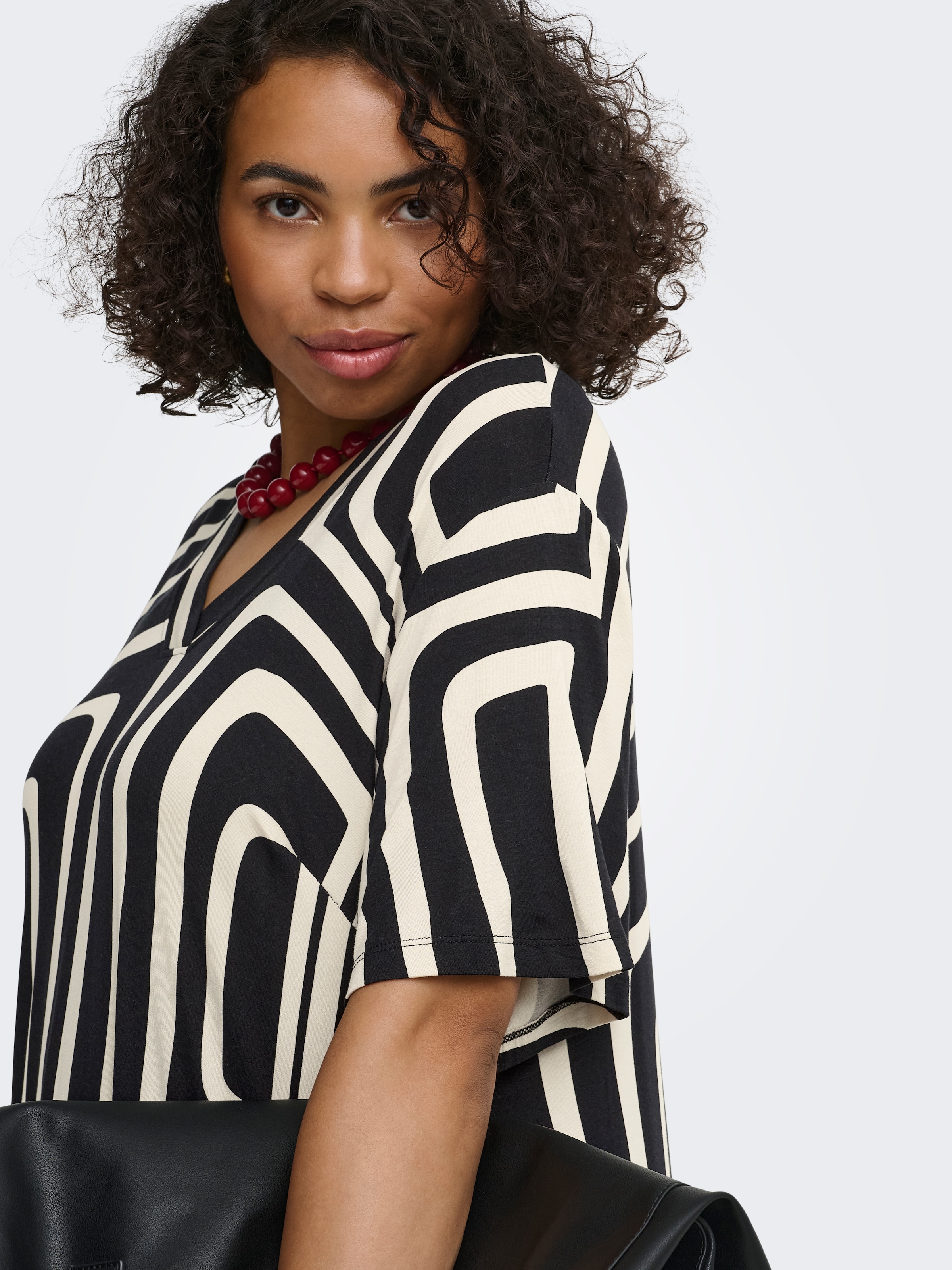 ONLY CARMAKOMA Robe t-shirt »CARFYRLA LIFE S/S V-NCK BLK AOP DRE NOOS« mélange viscose, coupe régulière