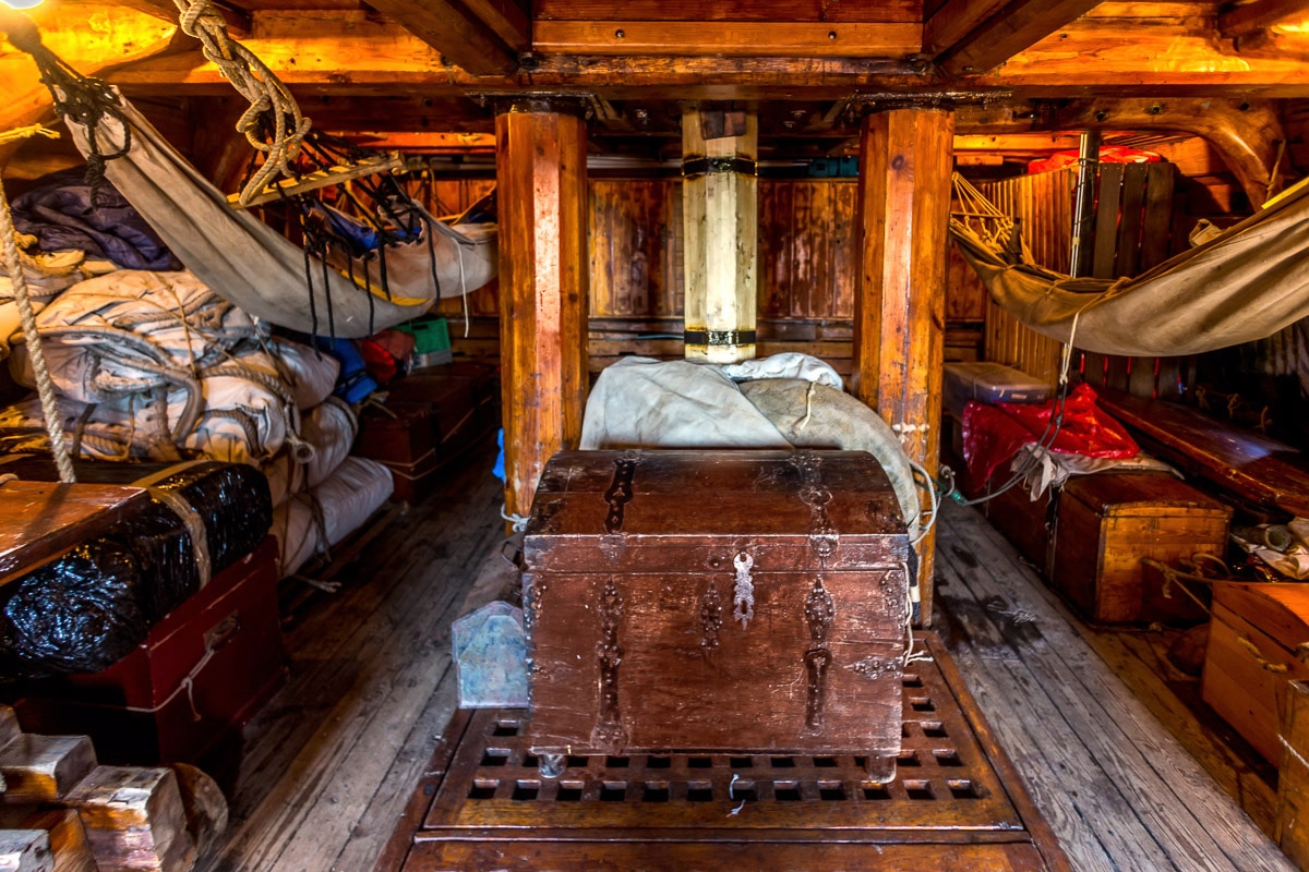 Image of Papermoon Fototapete "Piratenschiff von innen"