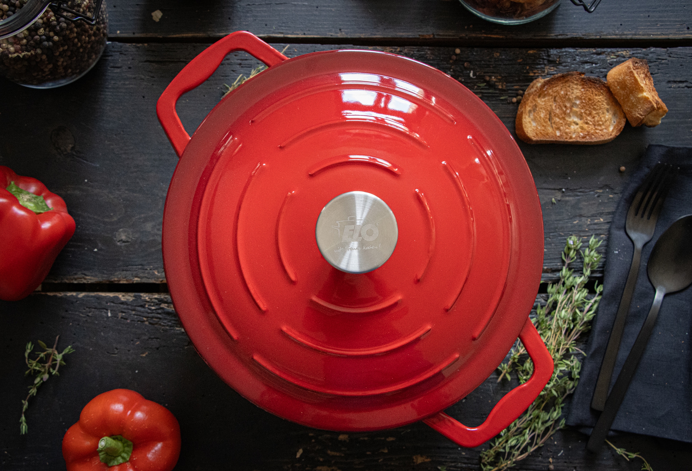 Elo Servierpfanne »Kirschrot Gusseisen Pfanne 28 cm« Gusseisen Bräter inkl. Deckel, 2 Stk. tlg. Deckel mit Rillen für zarte Gerichte