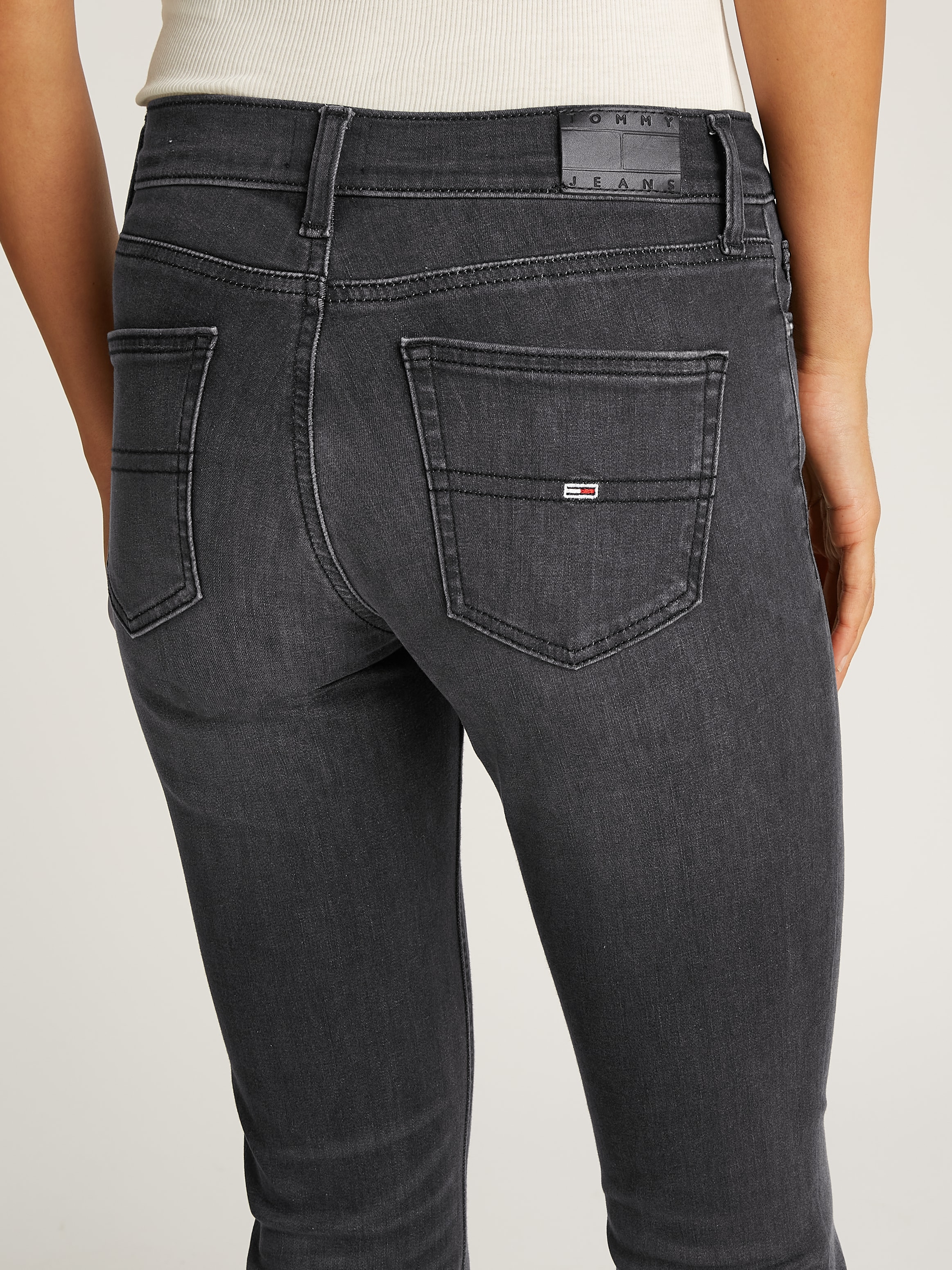 Tommy Jeans Bootcut-Jeans »Maddie Mid Rise Bootcut«, in hellblauer Waschung
