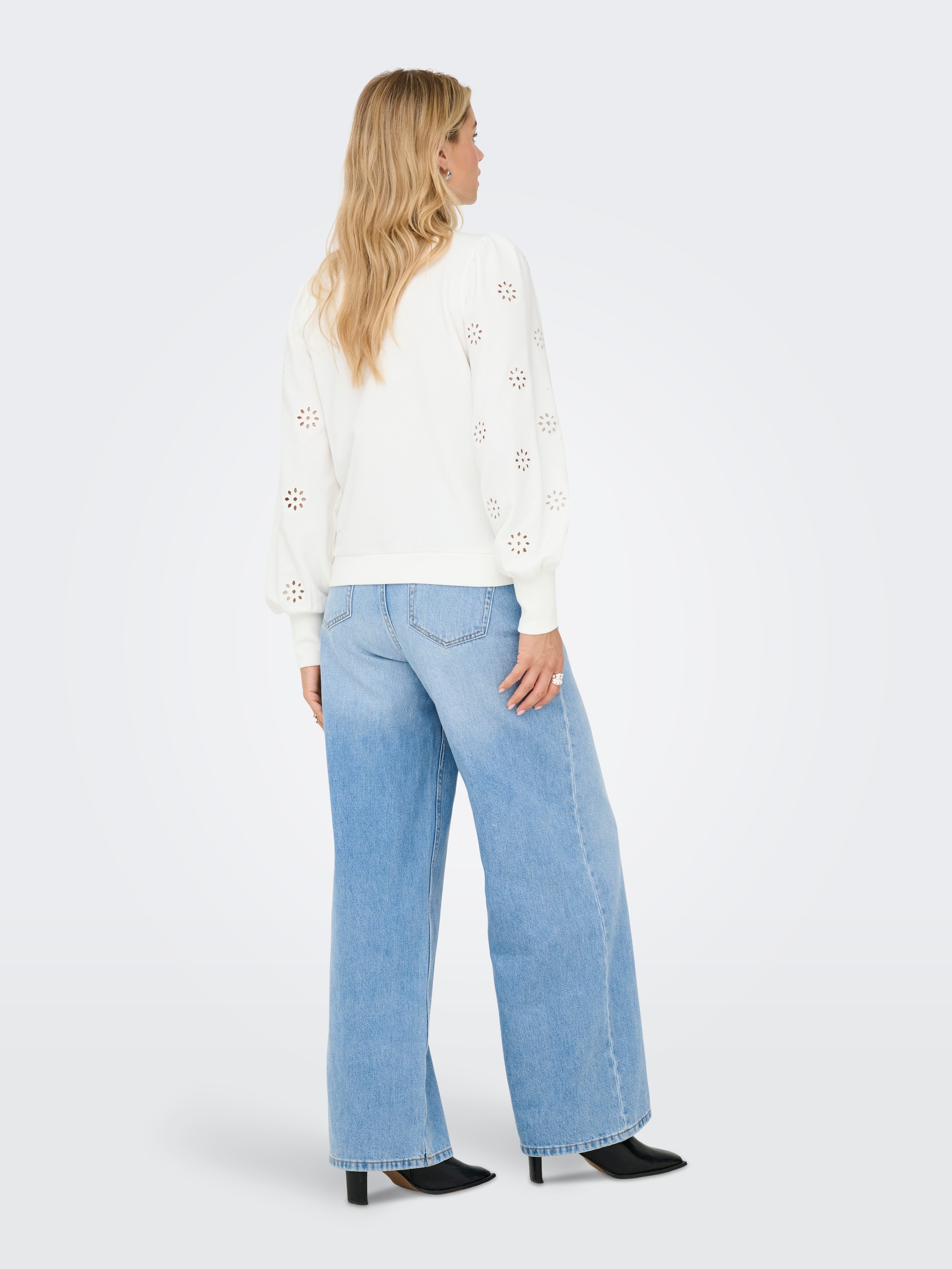 ONLY »ONLFEMME L/S PUFF EMBROIDERY UB SWT«, mit Puffärmeln mit wunderschöner Lochstickerei
