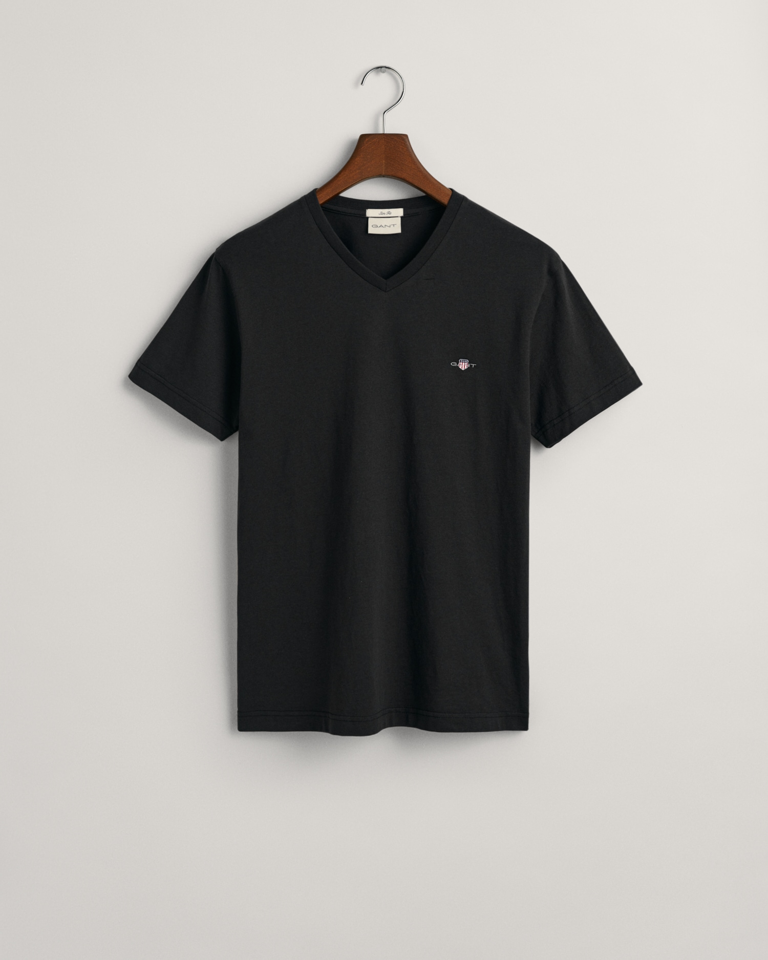 Gant T-Shirt »SLIM SHIELD V-NECK T-SHIRT«, mit einer kleinen Logostickerei auf der Brust