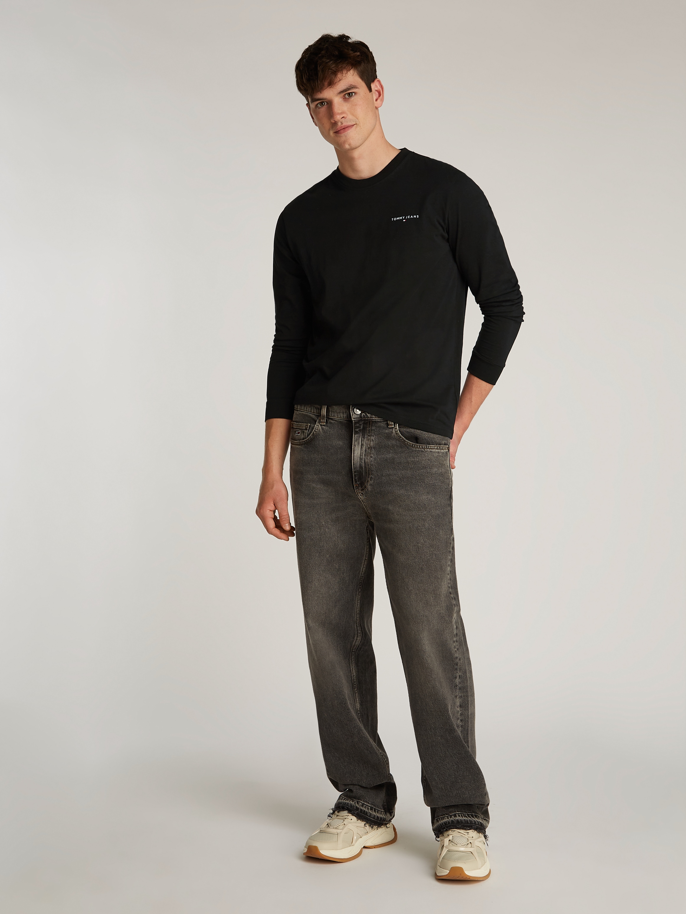 Tommy Jeans Langarmshirt »TJM SLIM LINEAR CHEST LS TEE EXT«, in Unifarbe