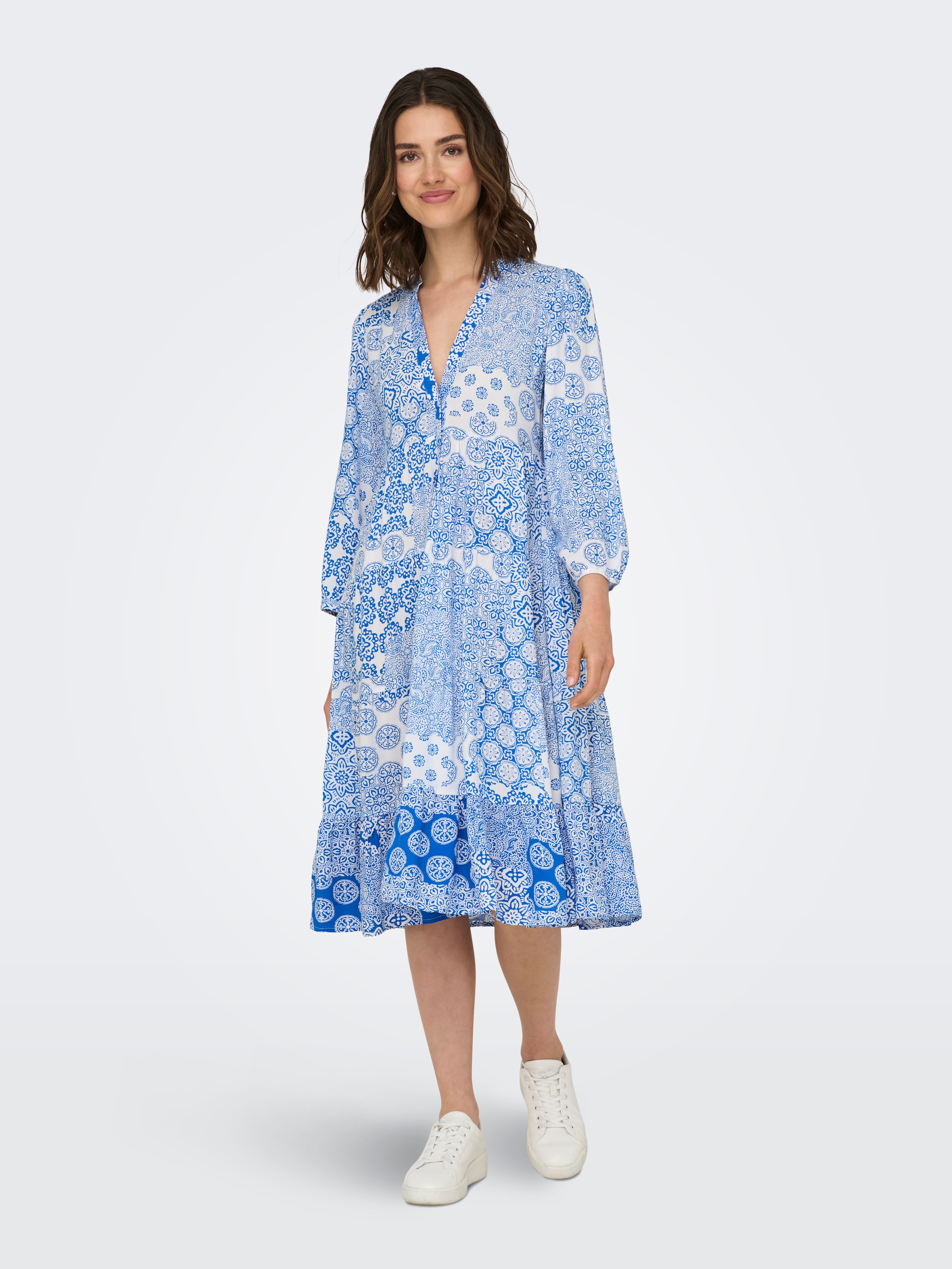 ONLY Robe tunique »ONLMILANA – Tunikakleid aus Viskose mit geblümtem Print« fleuri, tendance, coupe ample, viscose, col en V