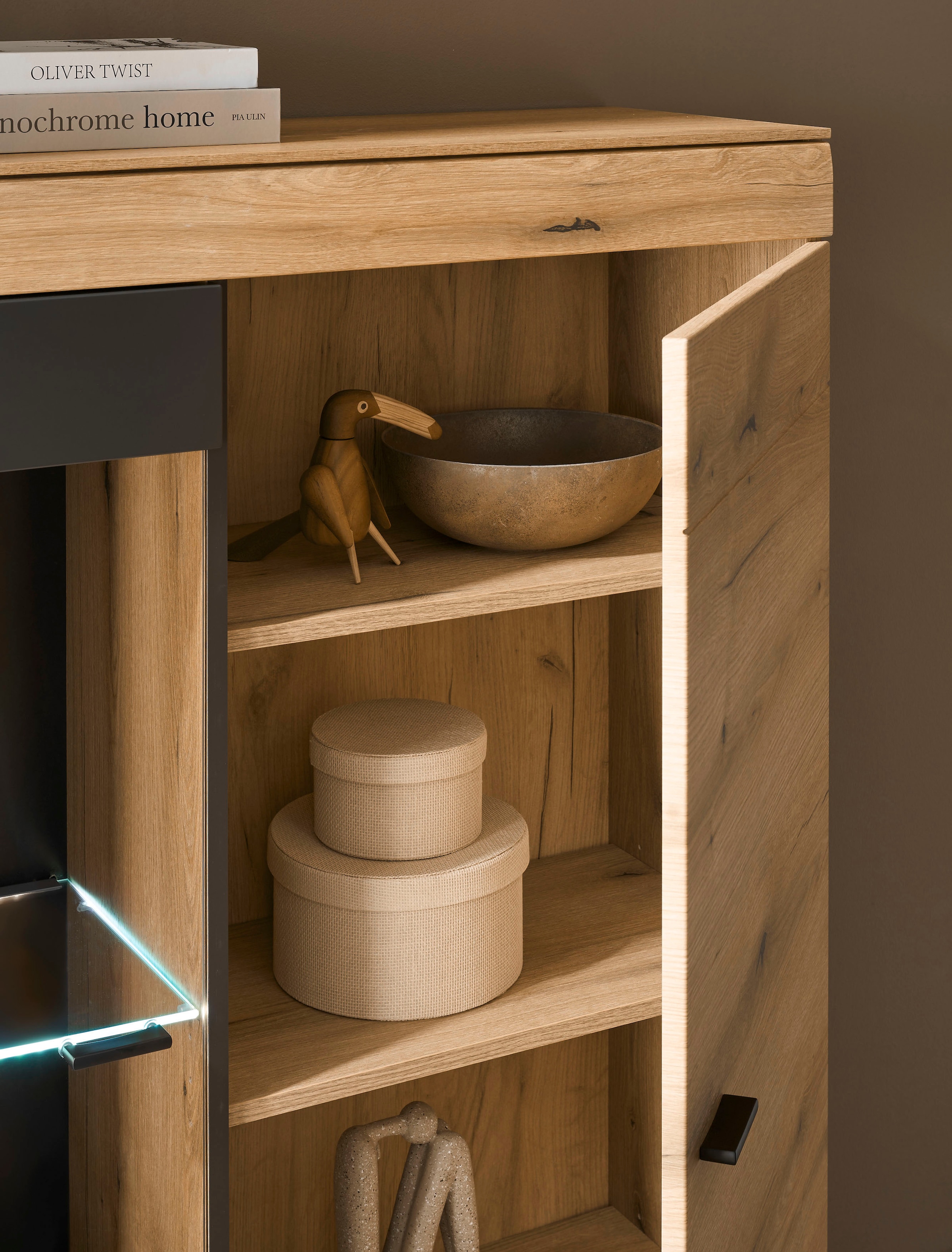 Home affaire Vitrine »Soleto, Vitrinenschrank in Evoke Eiche, moderne Glasvitrine« ausreichend Stauraum, schwarze Griffe aus Metall, zeitlos