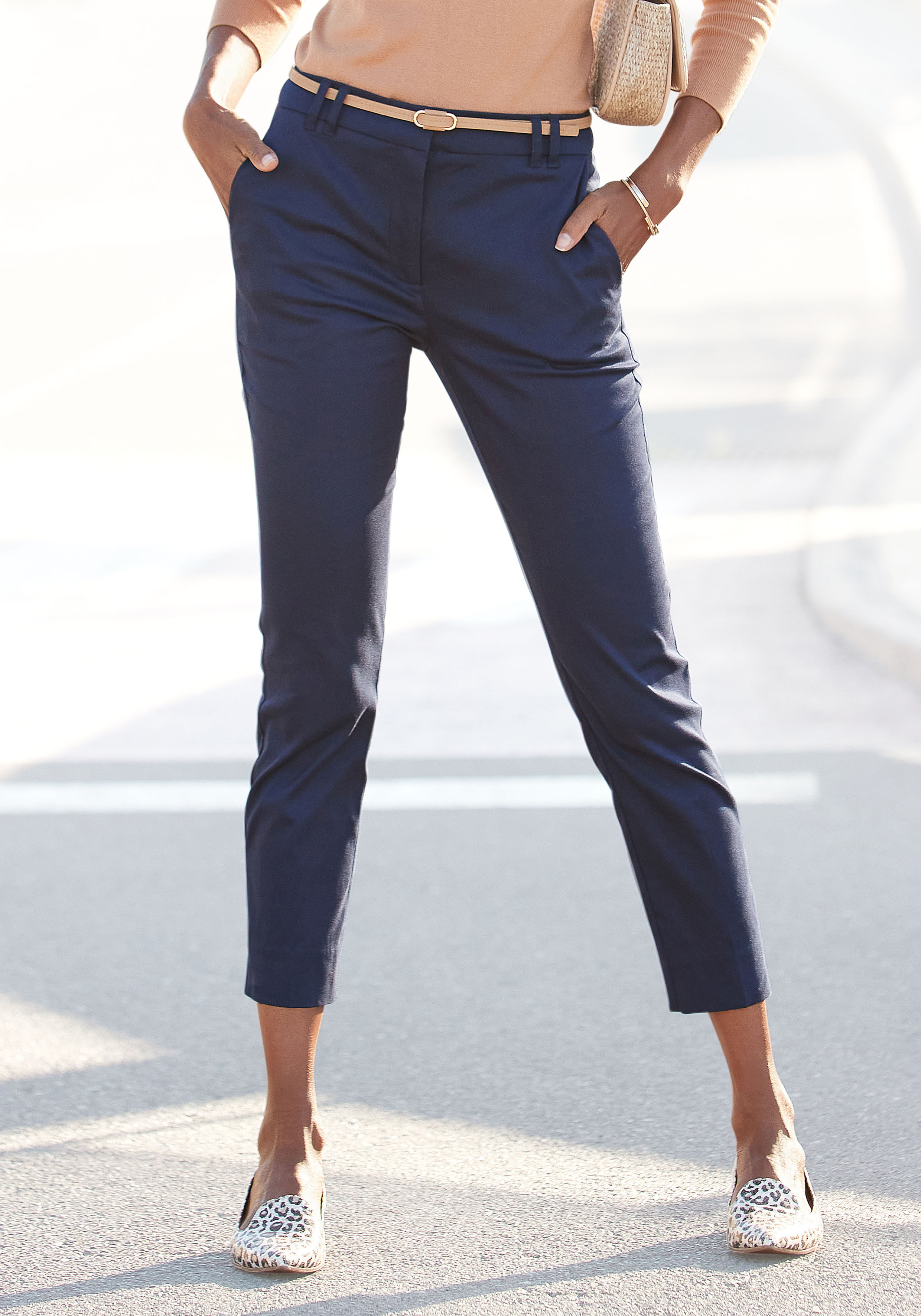 Chinohose, (mit Gürtel in Lederoptik), in klassischer Basic-Form