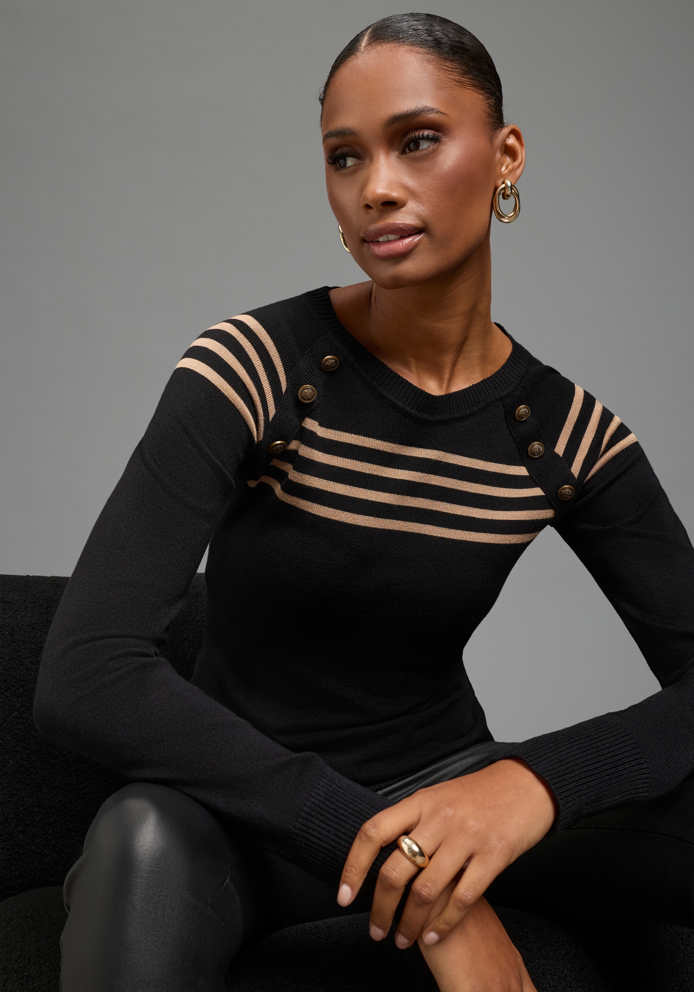 Image of Bruno Banani Strickpullover "mit Zierknöpfen und Streifen-Design" mit Rundhalsausschnitt, figurbetonte Passform, hüftlange Form