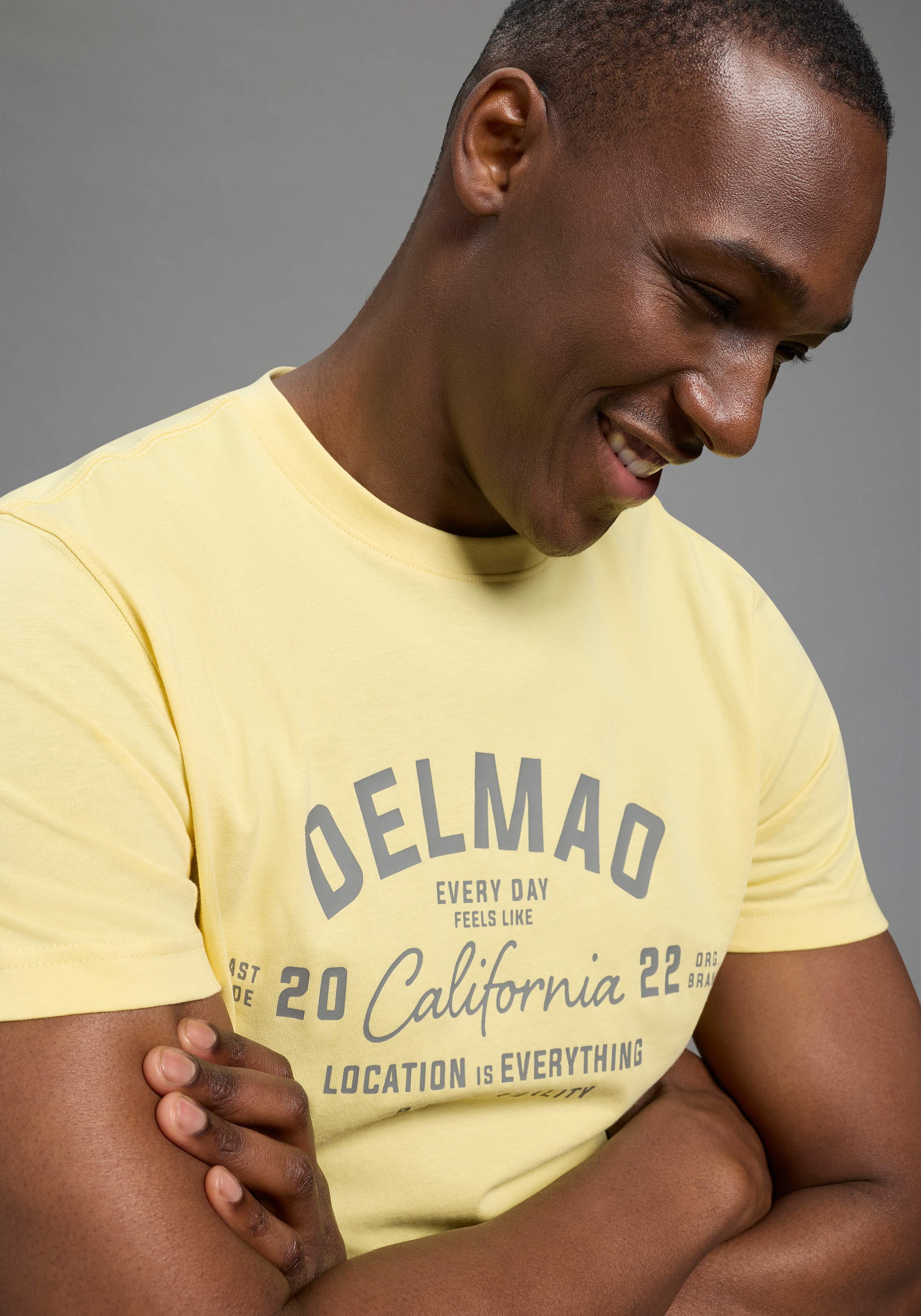 DELMAO Rundhalsshirt »Neue Kollektion!« normale Passform, kurzarm, bedruckt, mit Rundhalsausschnitt