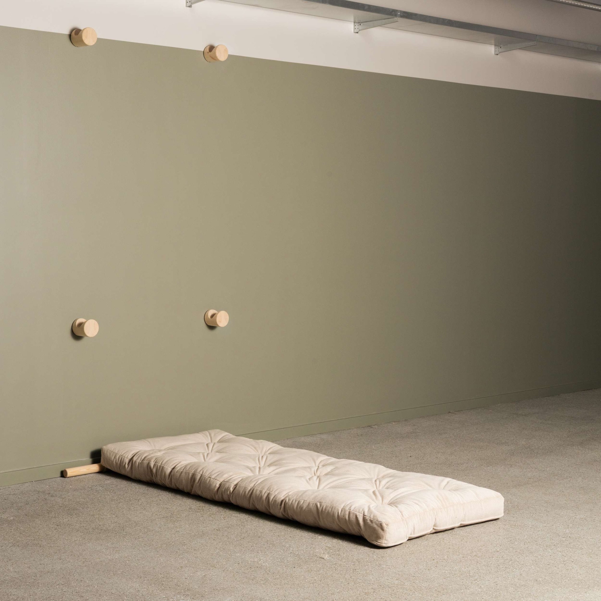 Karup Design Schlafsofa »Hooked Schlafsessel, Sitz- und Schlafplatz, Wandmontiert, platzsparend«, Futonmatratze inkl. Halterungsset aus FSC®-zertifiziertem Massivholz