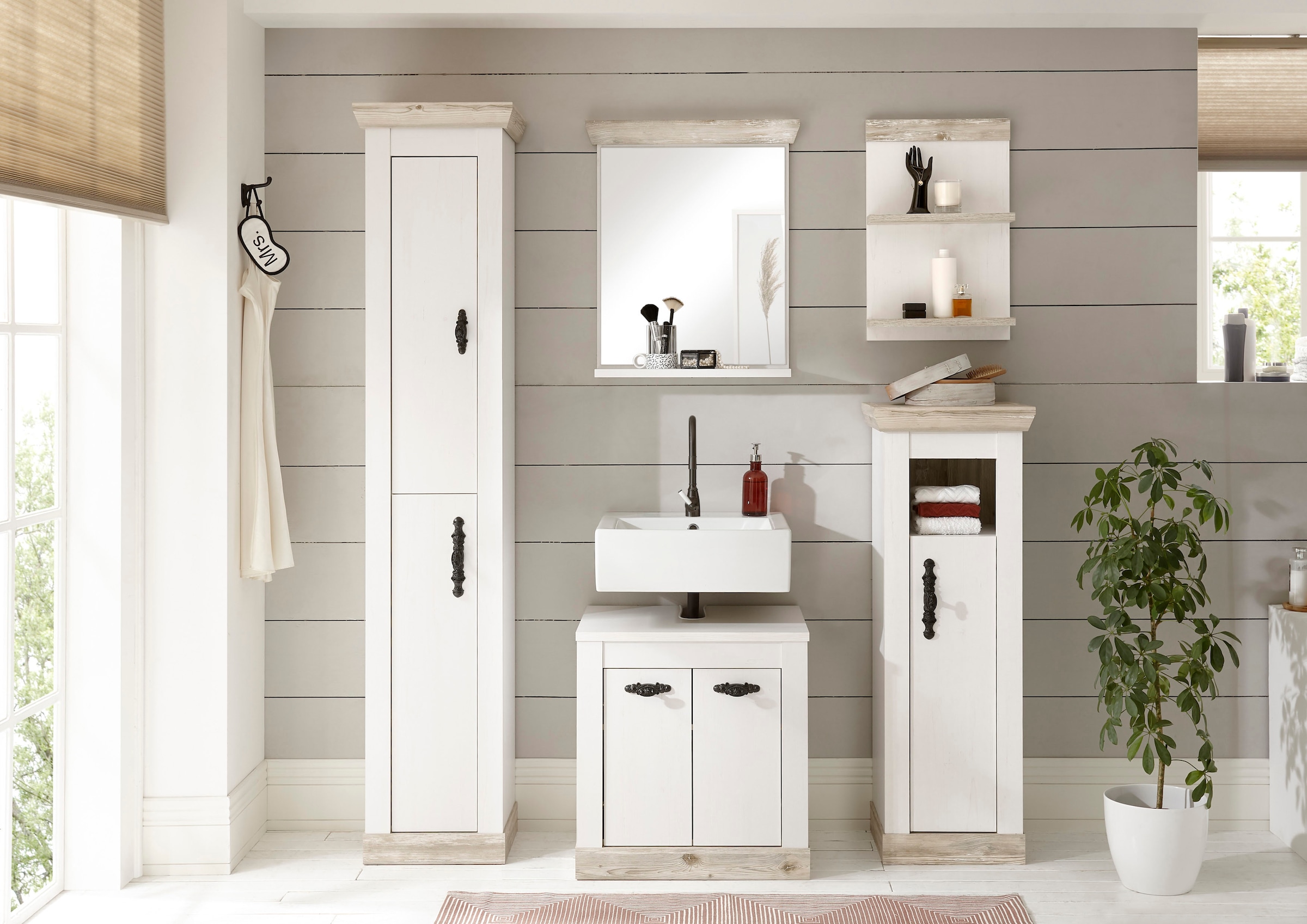 Home affaire Badmöbel-Set »Florenz, Bad im Landhausstil, 5-teiliges Badezimmer«, (5 St.), Unterschrank, Schränke, Wandregal und Spiegel, in Pinie Weiss, Stauraum