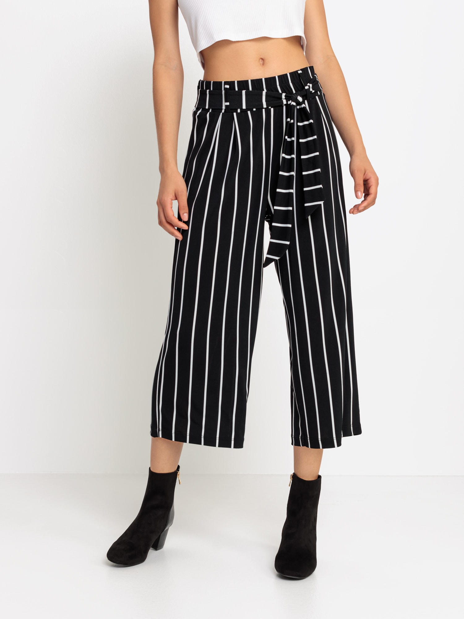 Image of LASCANA Culotte "mit luftig-weitem Bein" in 7/8-Länge, leichte Jerseyhose, casual, Sommerhose, Schlupfhose