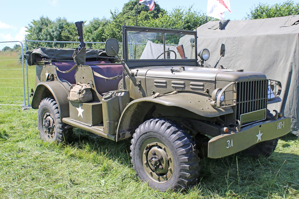 Image of Papermoon Fototapete »Vintage Militär Jeep«, Vliestapete, hochwertiger Digitaldruck, inklusive Kleister bei Ackermann Versand Schweiz