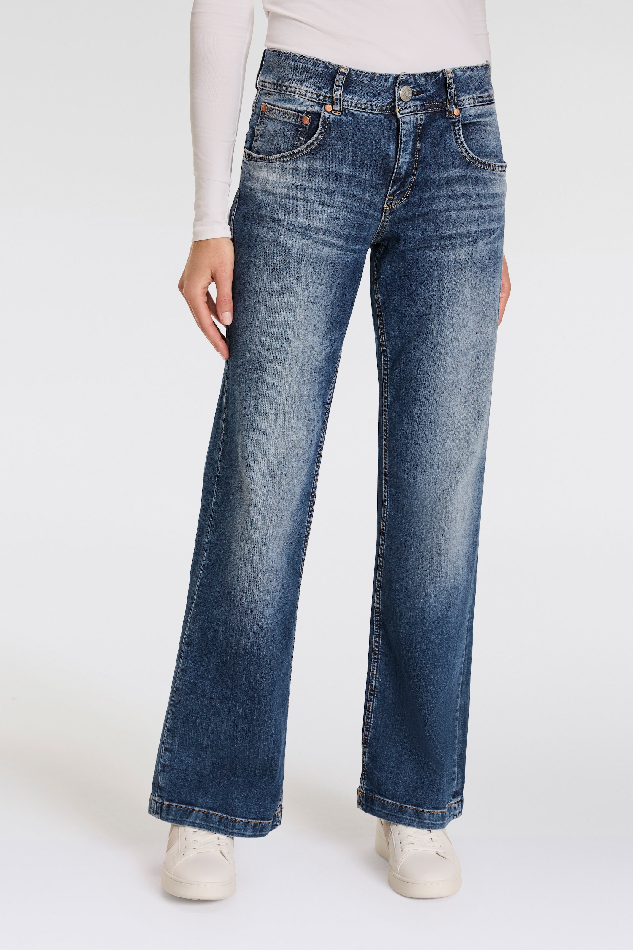 5-Pocket-Jeans »Edna Recycled Denim Light«, im Flared Fit