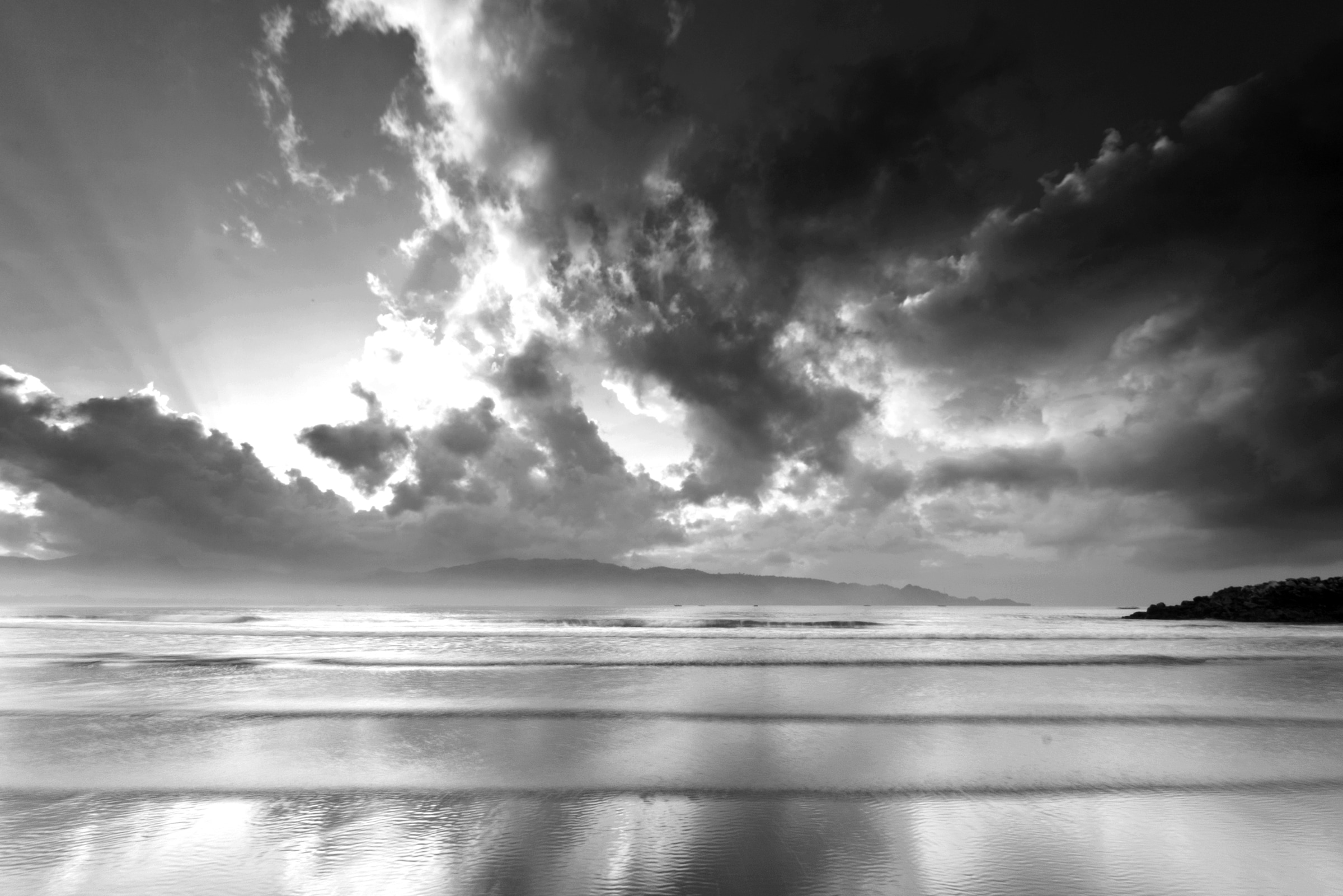 Image of Papermoon Fototapete "Himmel und Meer Schwarz & Weiss"