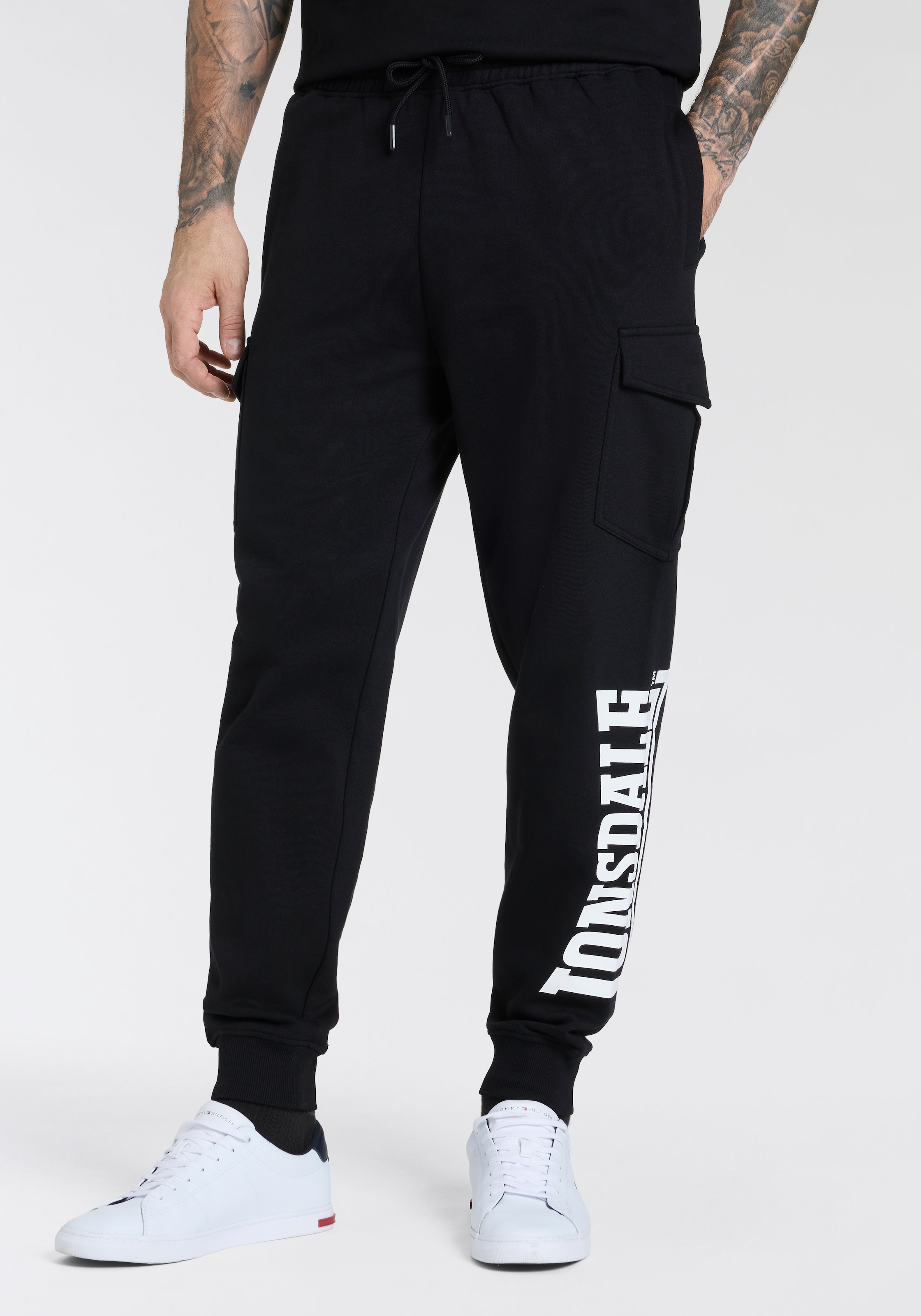 Image of Lonsdale Jogginghose "BLEASBY" mit Eingrifftaschen und Cargotaschen, aus weicher Baumwollmischung