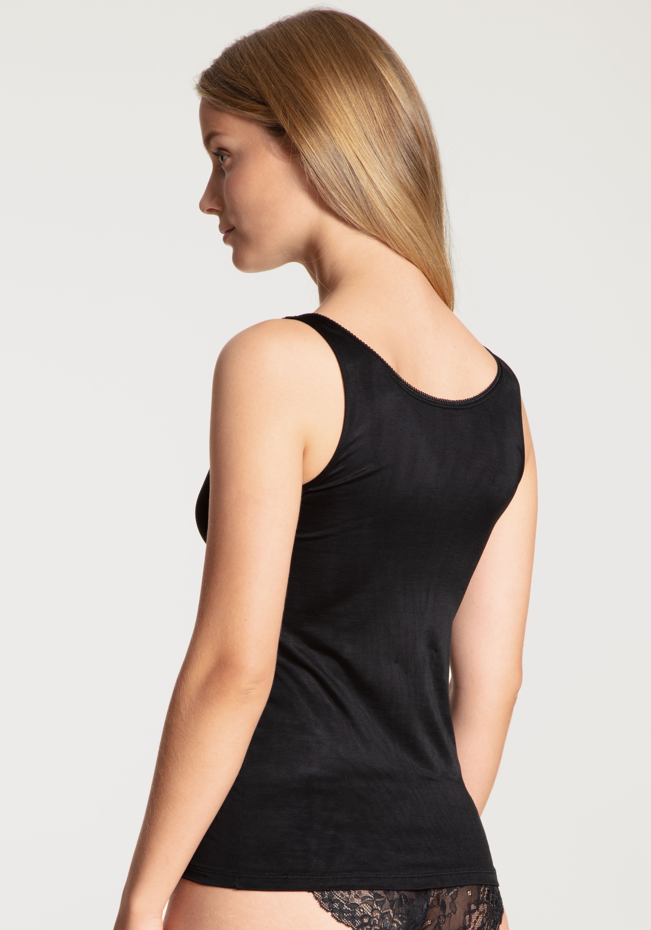 CALIDA Unterhemd »Sensual Secrets«, mit elegantem V-förmigen Spitzeneinsatz